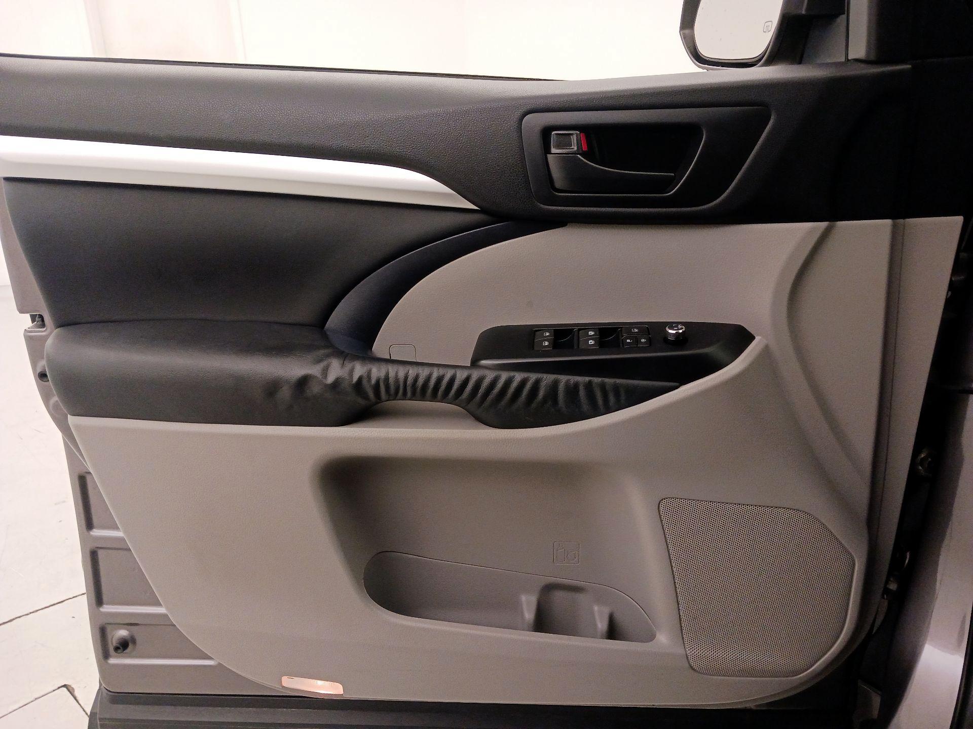 Thumbnail: 2015 Toyota Highlander - 12