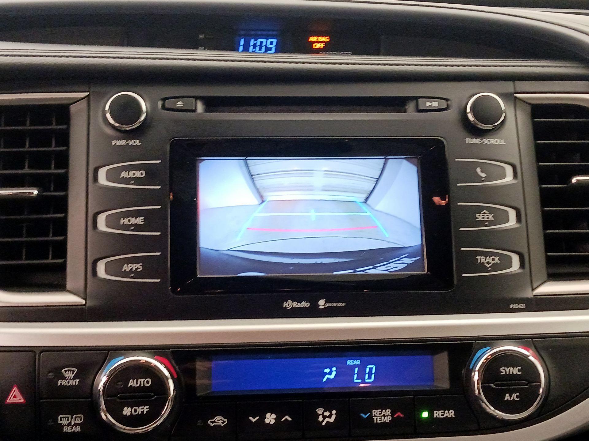 Thumbnail: 2015 Toyota Highlander - 14
