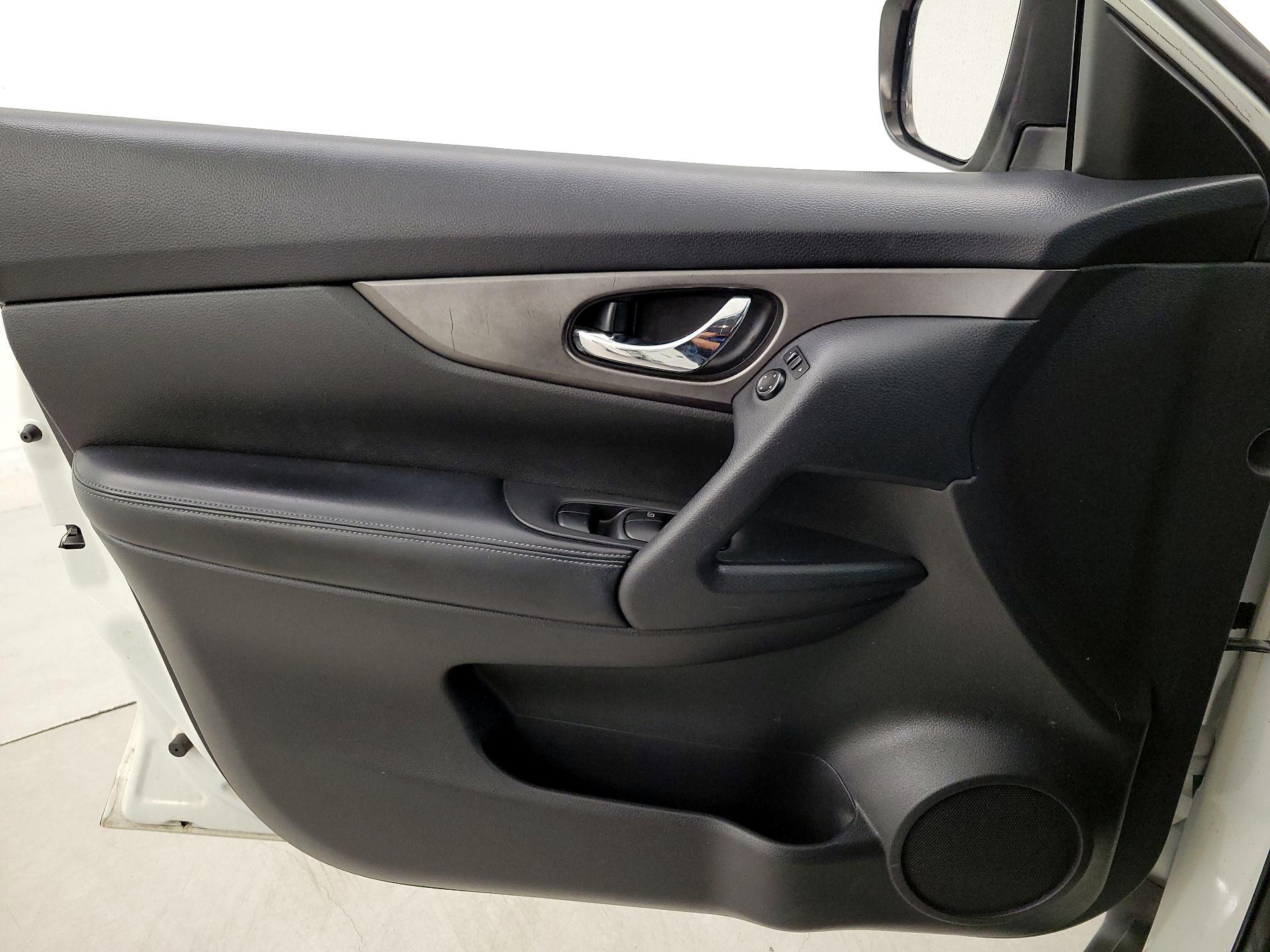 Thumbnail: 2016 Nissan Rogue - 12
