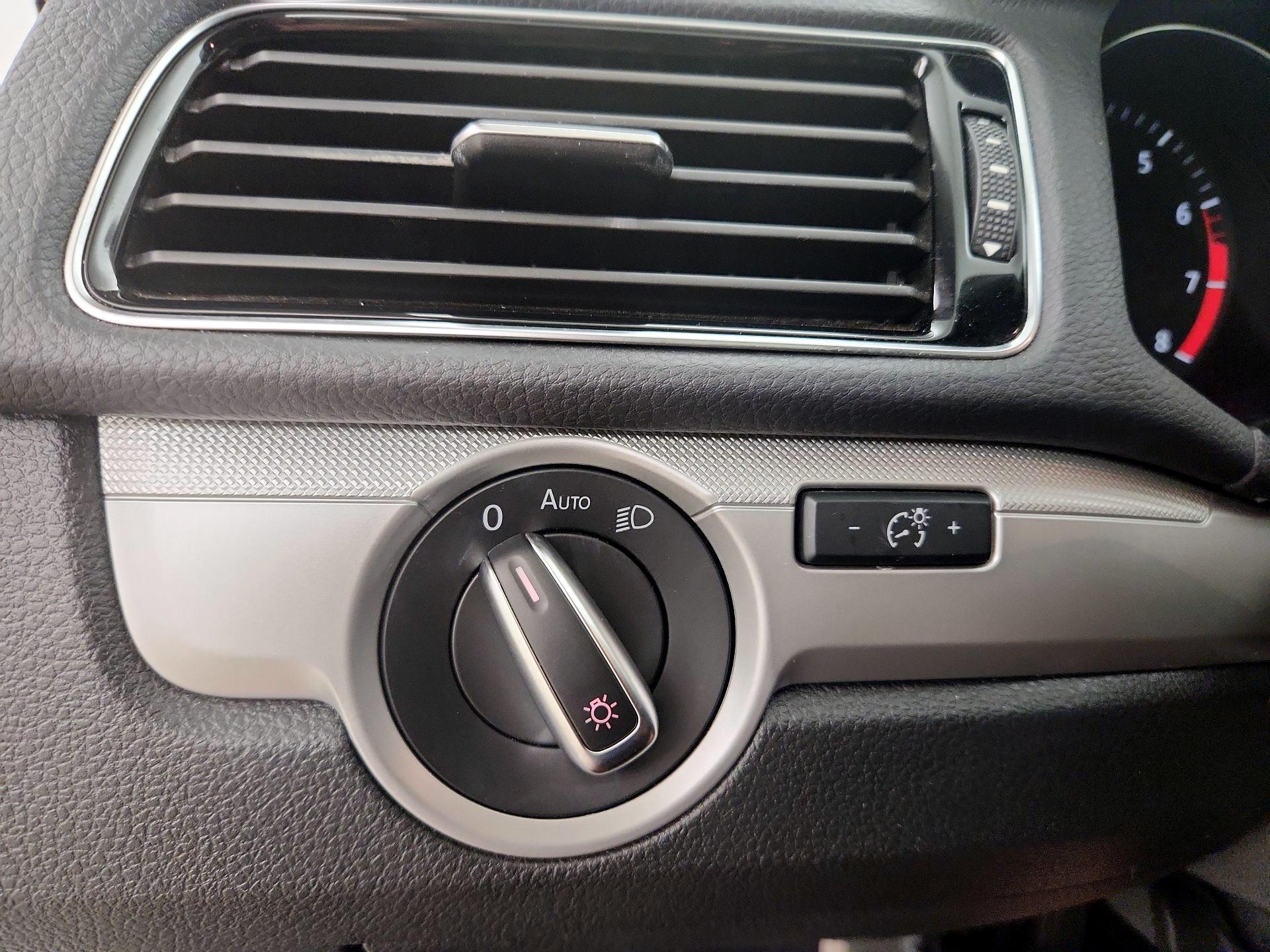 Thumbnail: 2019 Volkswagen Passat - 13
