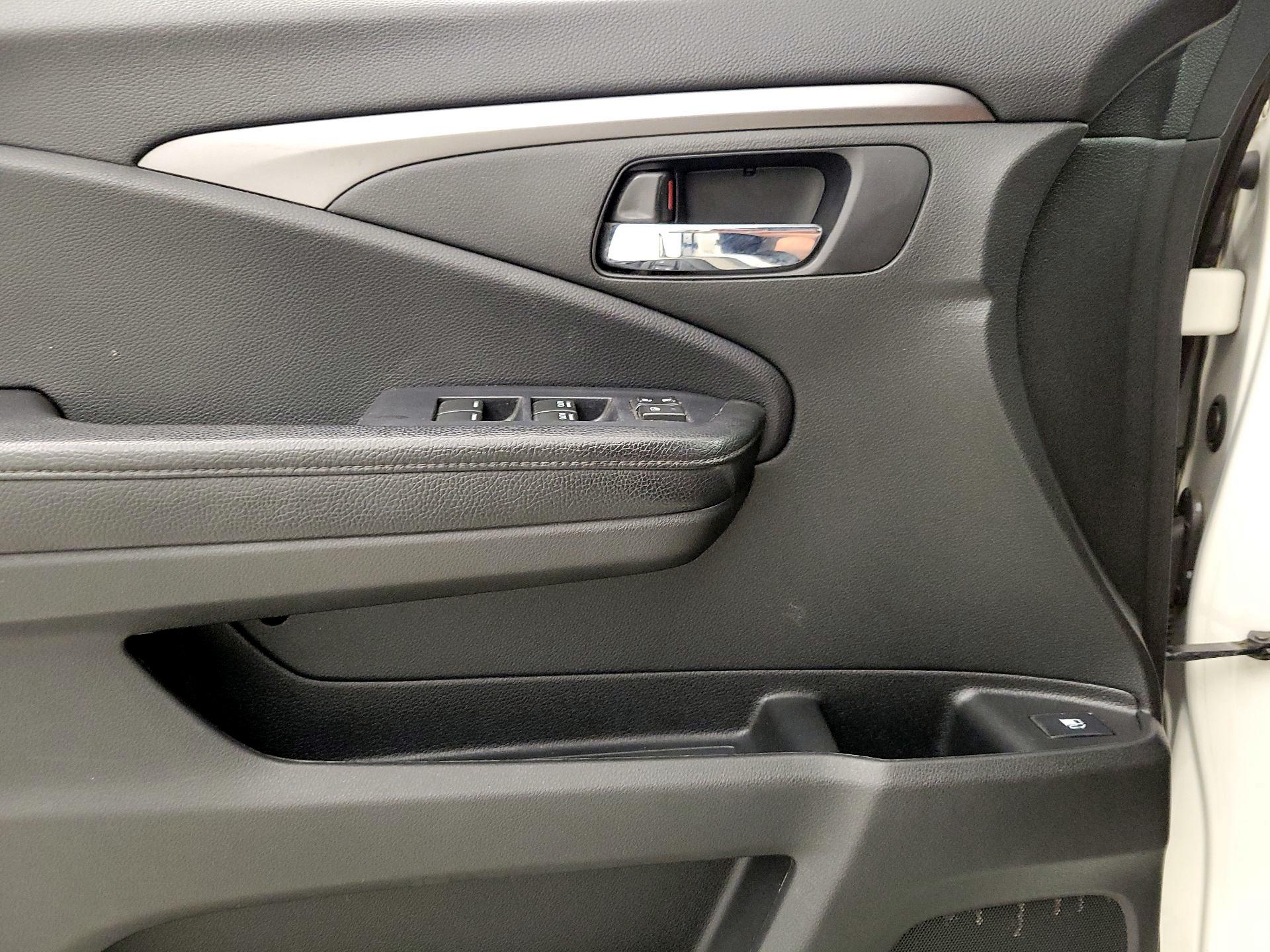Thumbnail: 2019 Honda Pilot - 12
