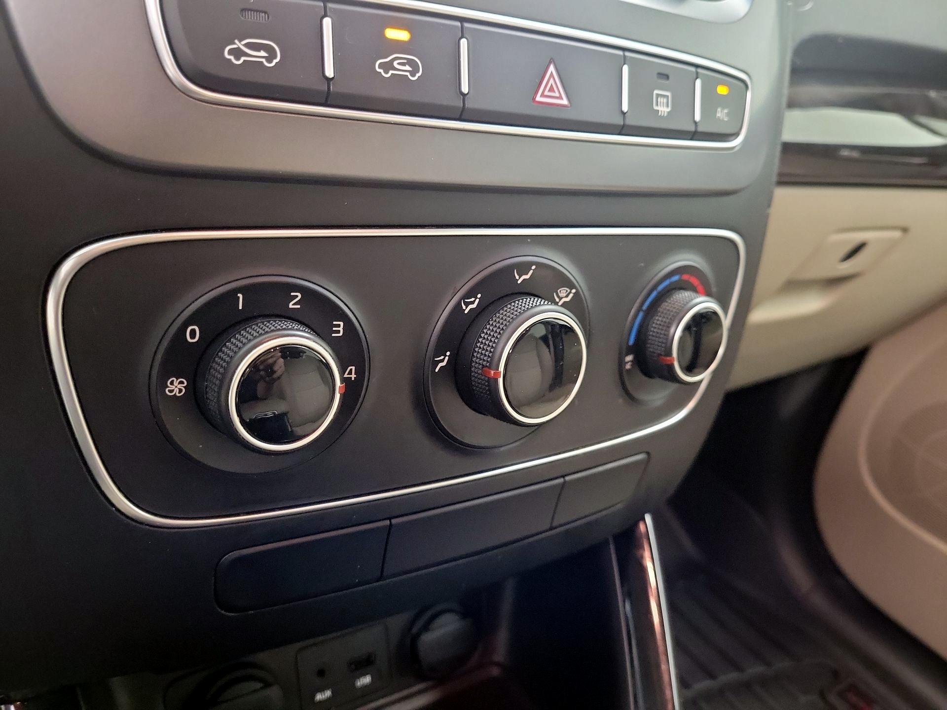 Thumbnail: 2014 Kia Sorento - 15