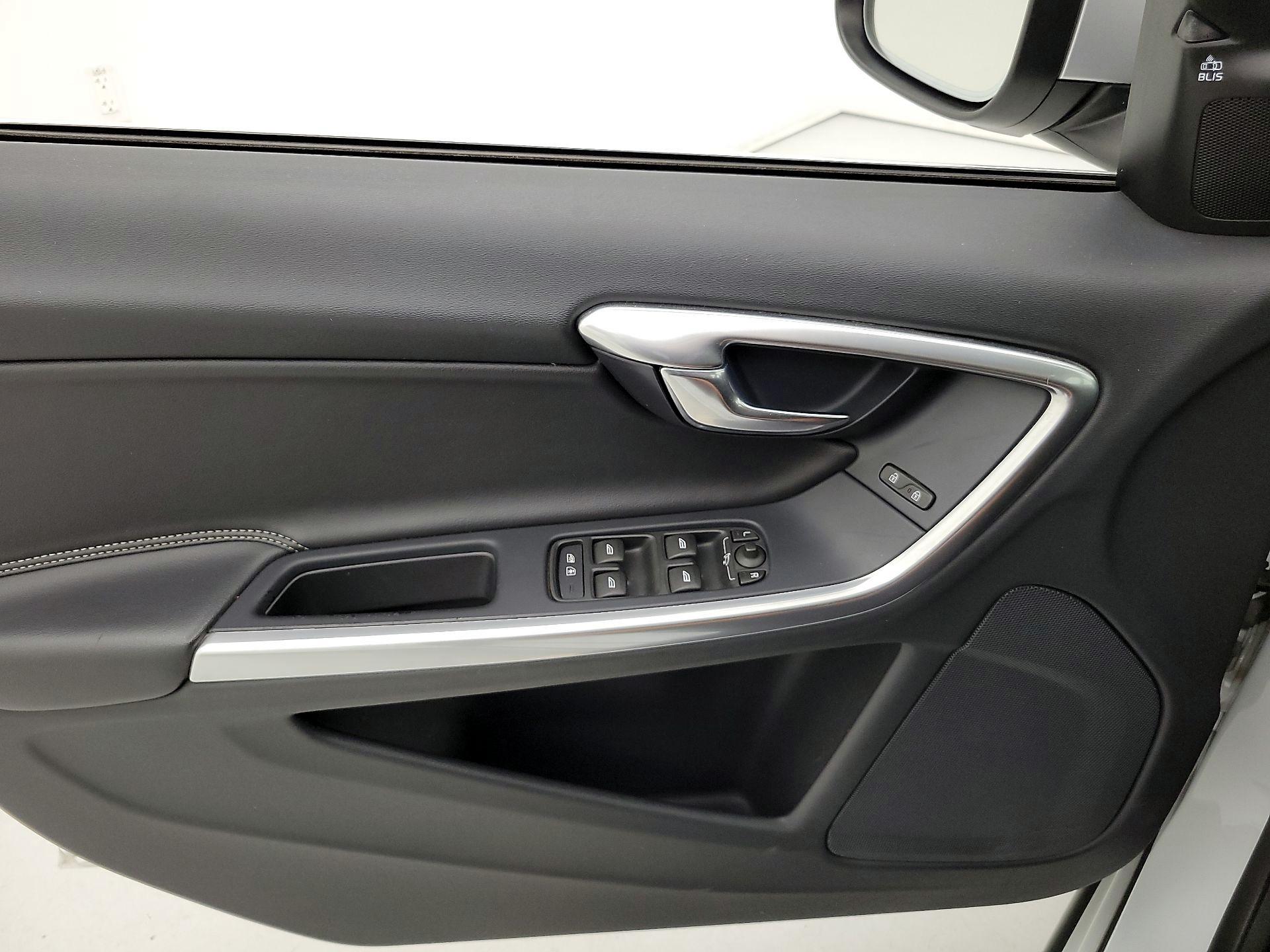 Thumbnail: 2017 Volvo V60 - 12