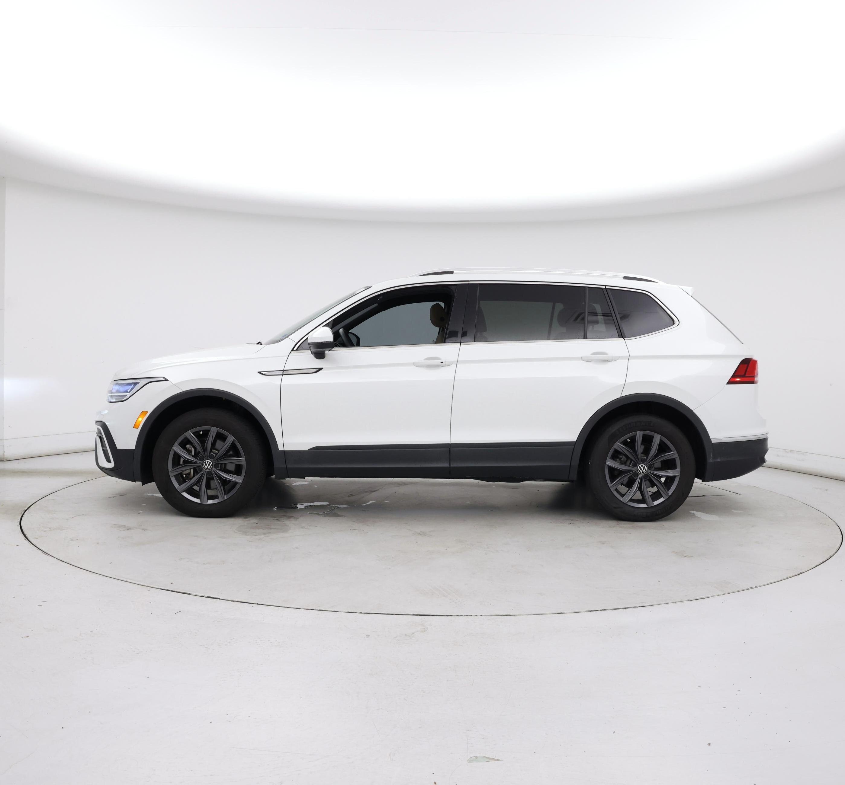 Thumbnail: 2023 Volkswagen Tiguan - 3