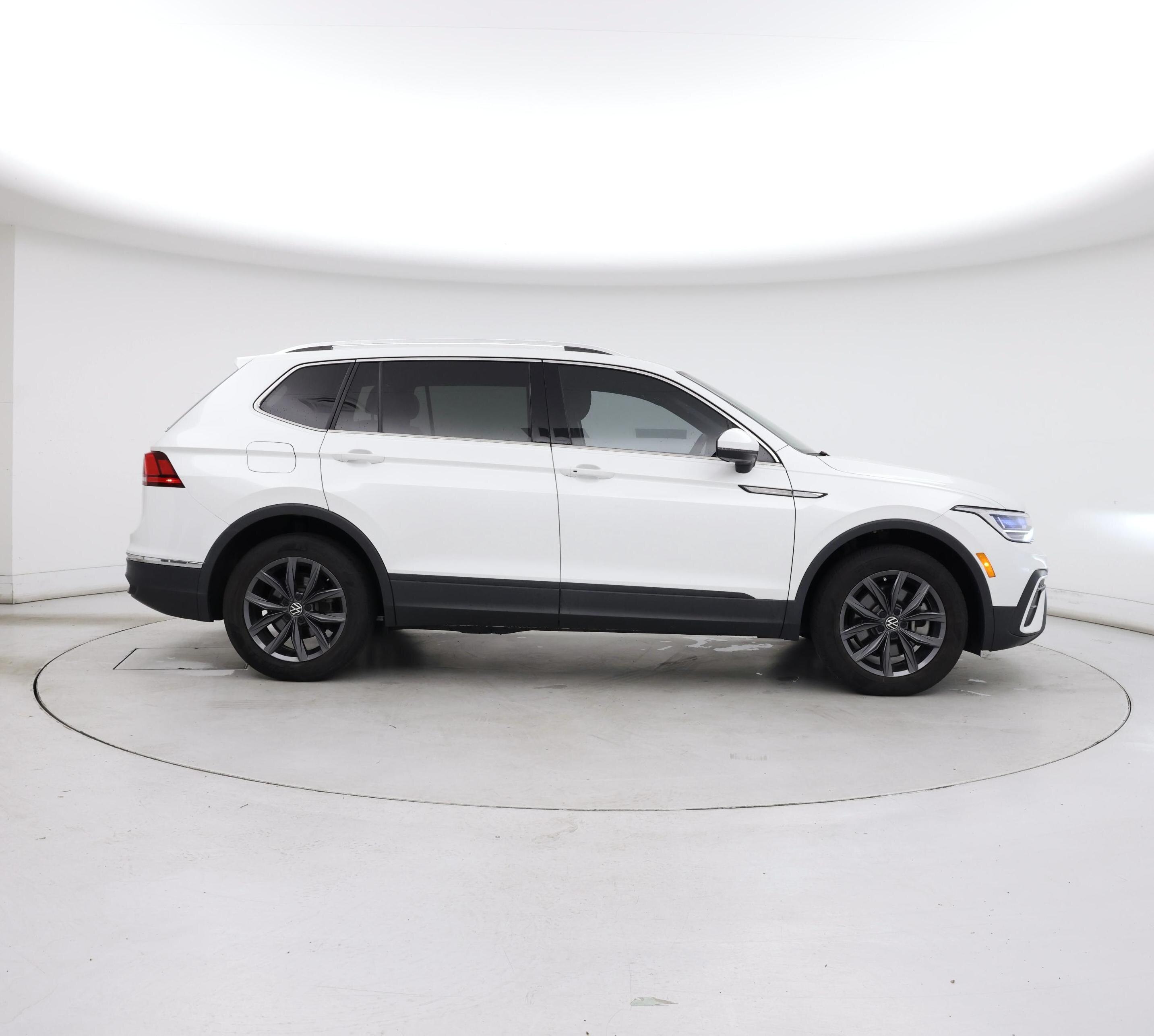 Thumbnail: 2023 Volkswagen Tiguan - 7