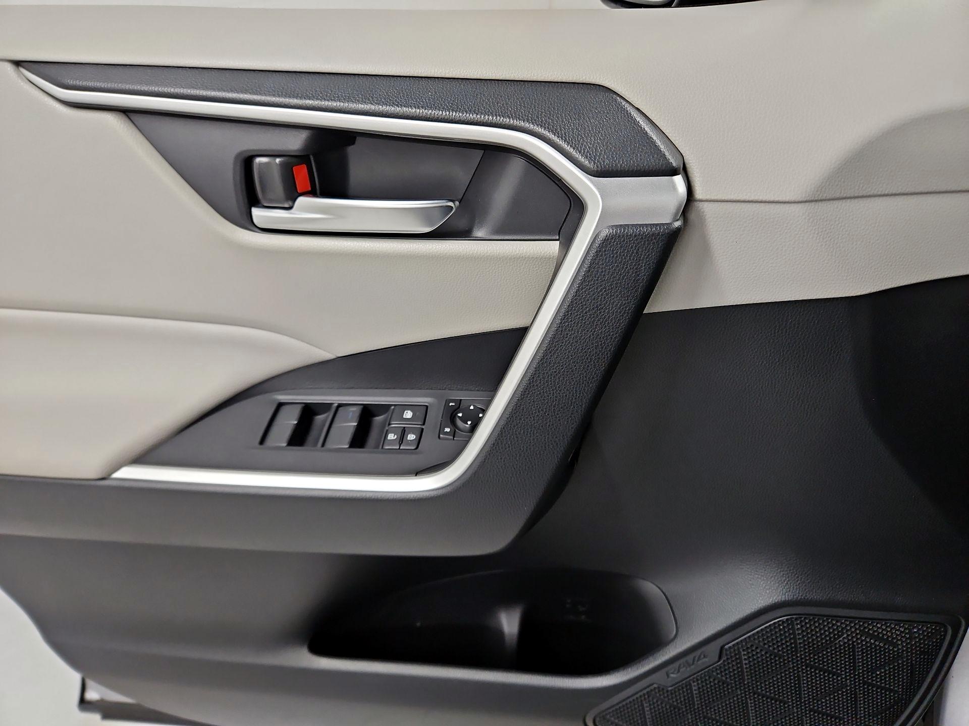 Thumbnail: 2019 Toyota RAV4 - 12