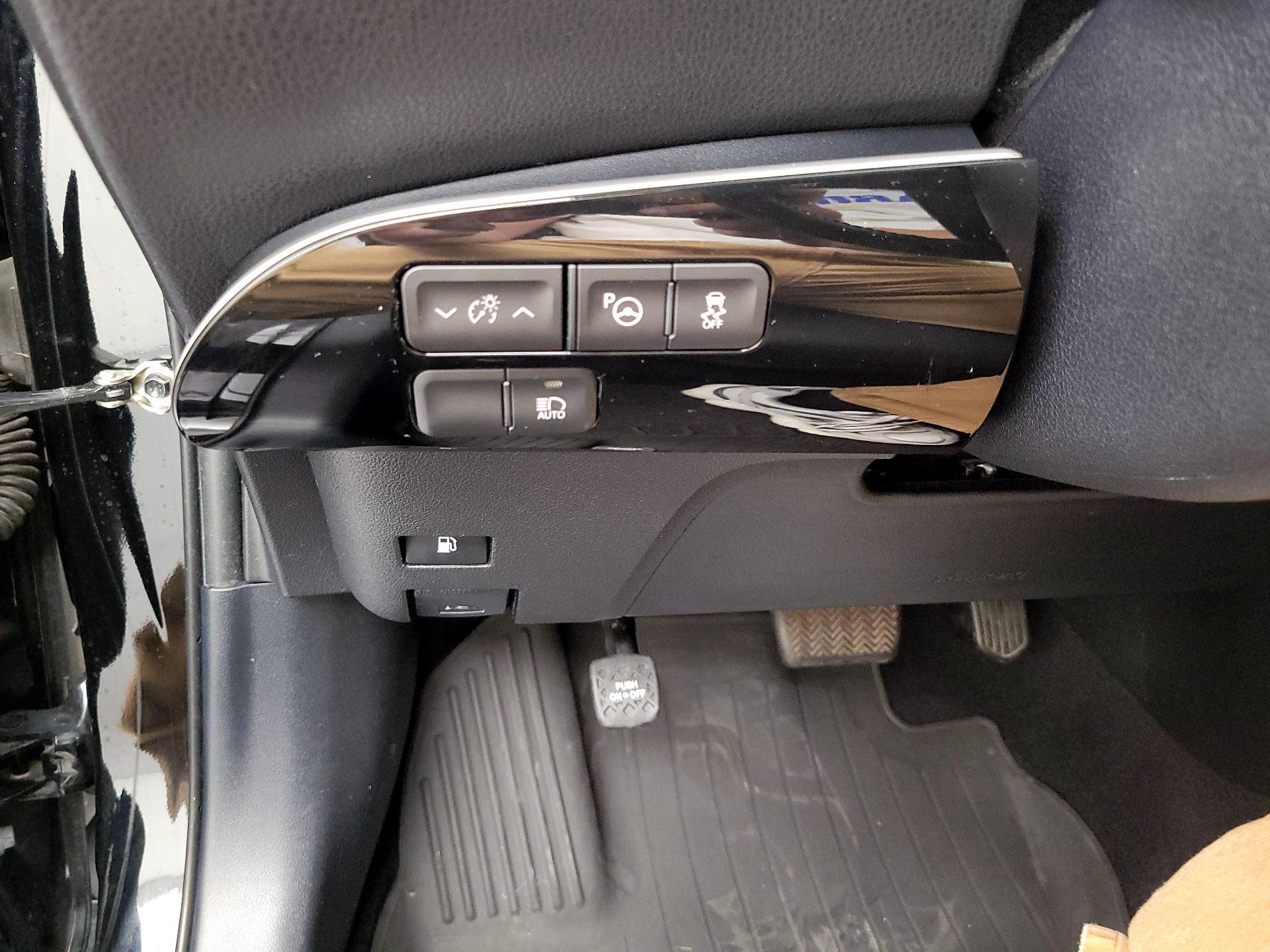 Thumbnail: 2016 Toyota Prius - 13