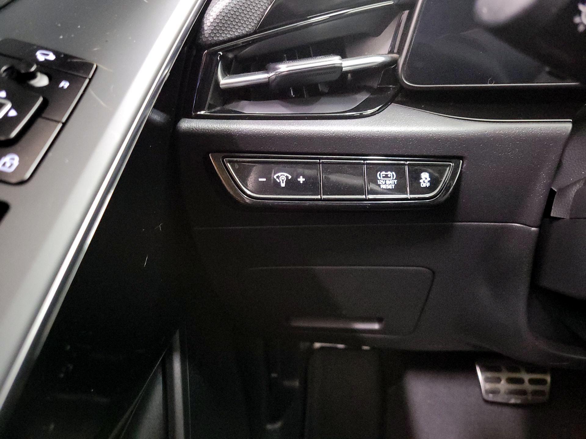 Thumbnail: 2023 Kia Niro - 11