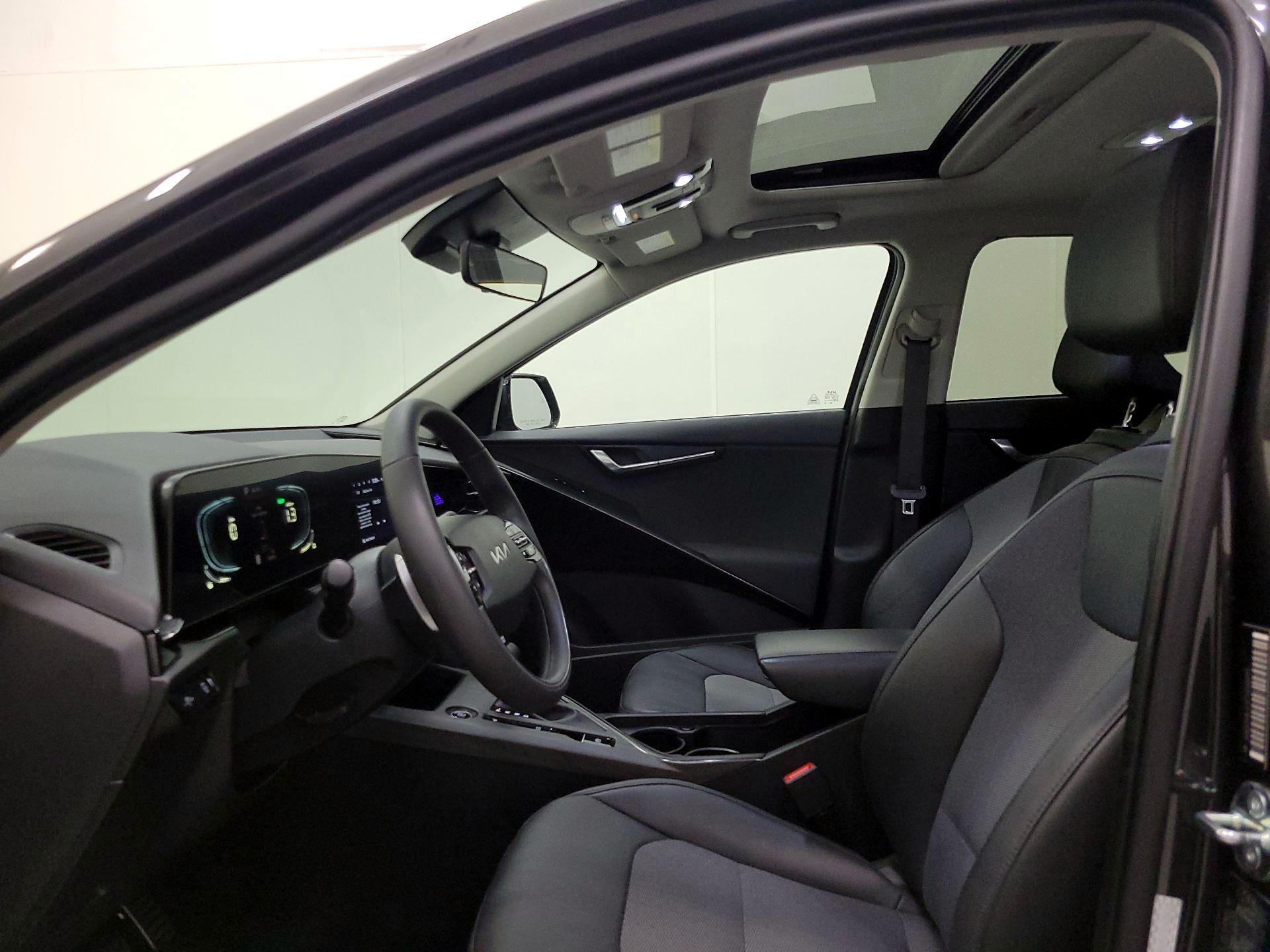 Thumbnail: 2023 Kia Niro - 18