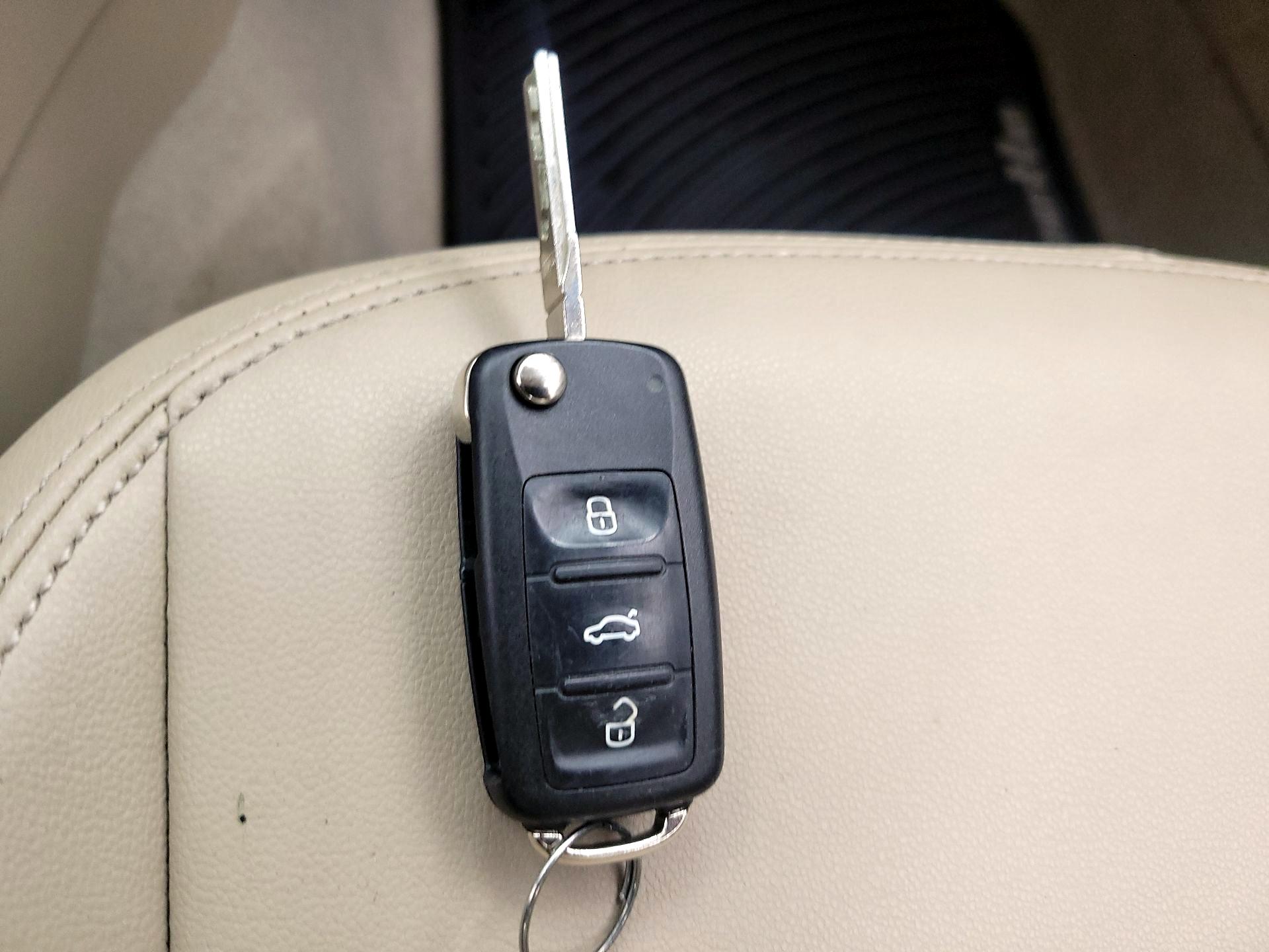 Thumbnail: 2014 Volkswagen Beetle - 18