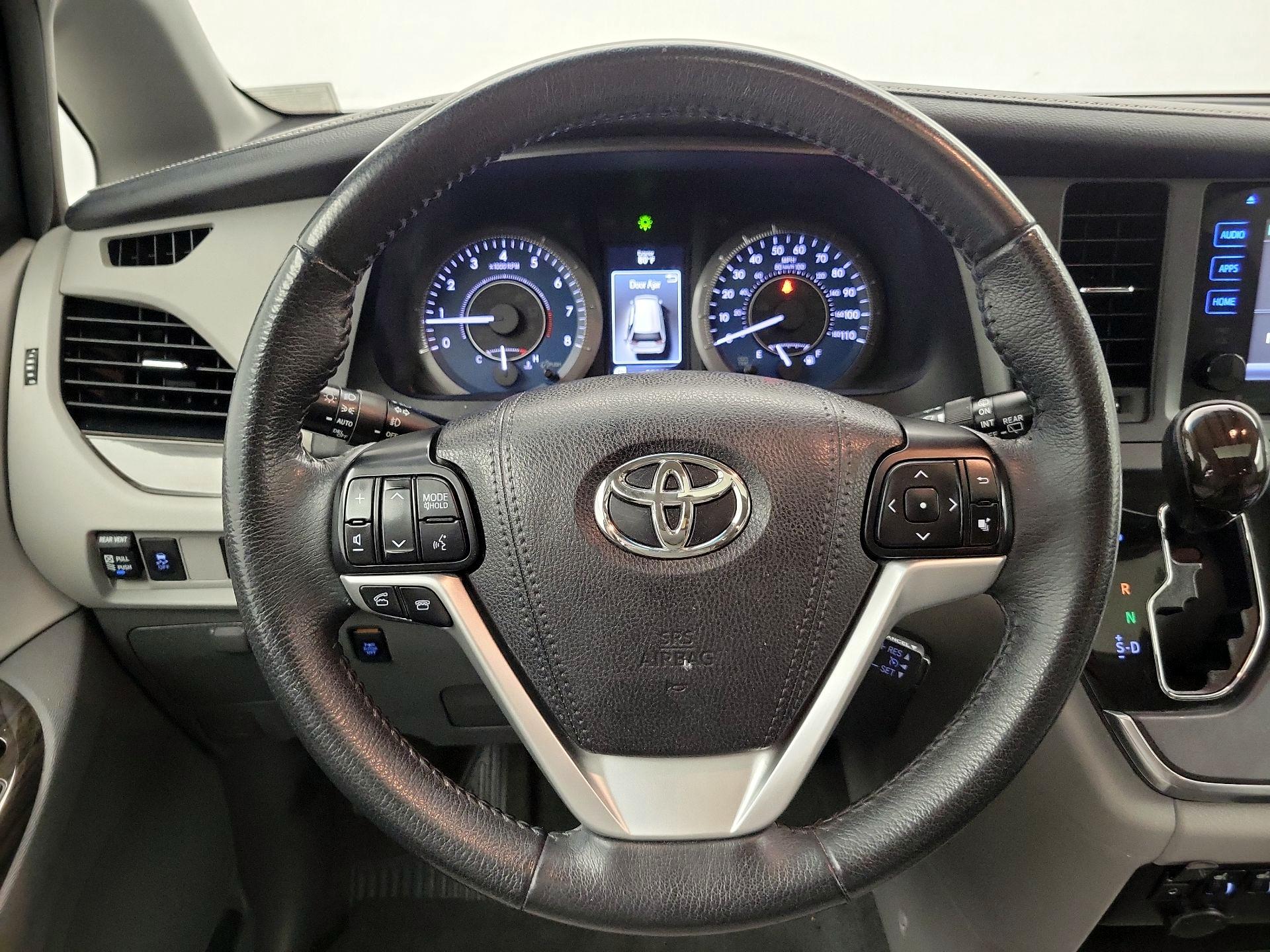Thumbnail: 2017 Toyota Sienna - 10