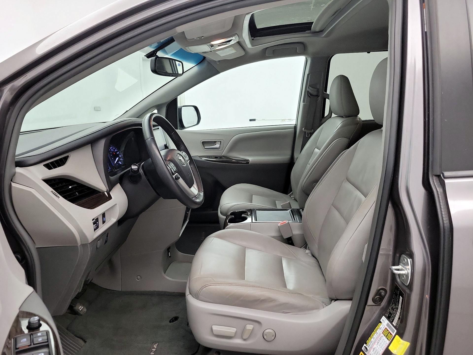 Thumbnail: 2017 Toyota Sienna - 11