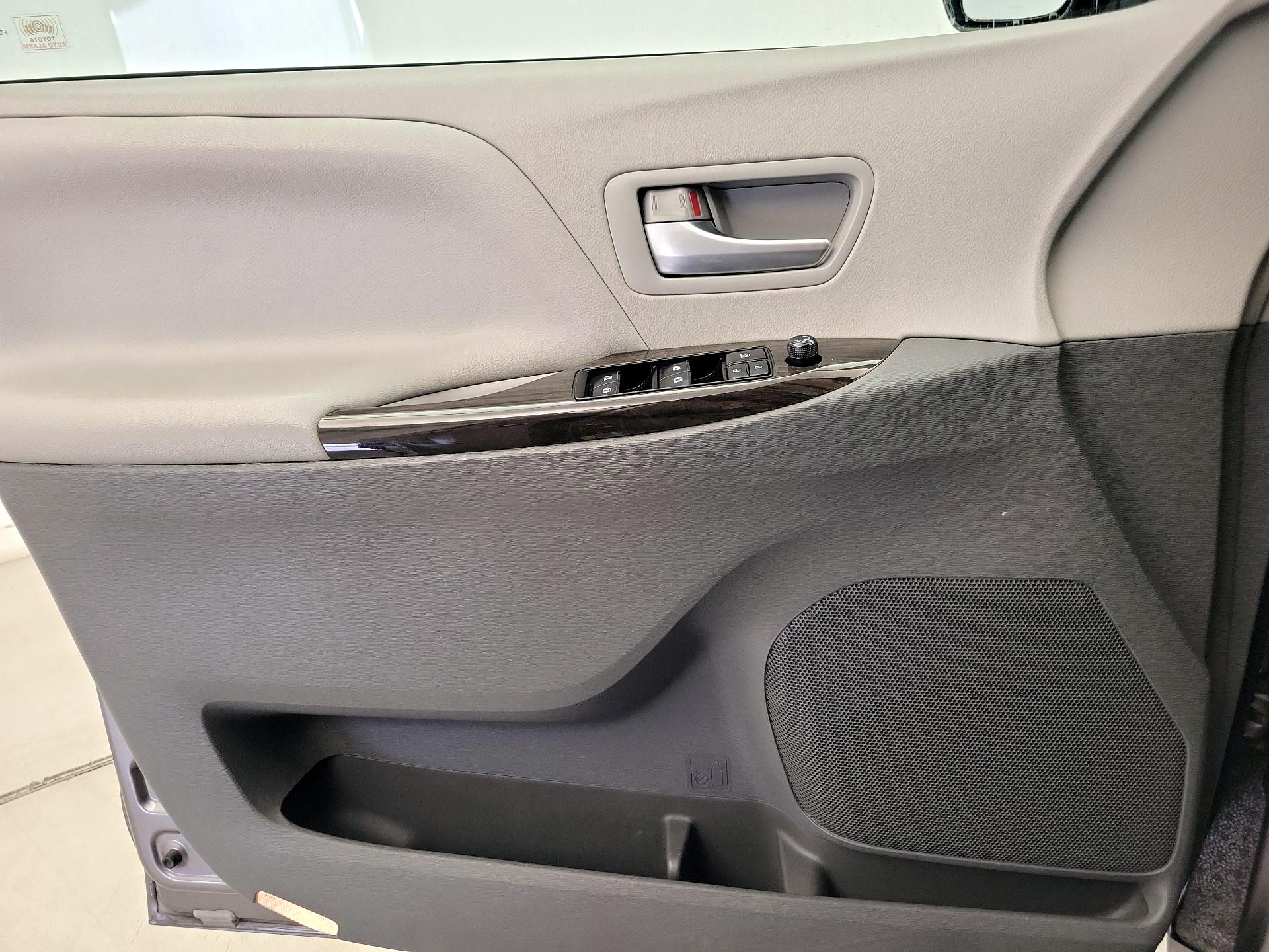 Thumbnail: 2017 Toyota Sienna - 12