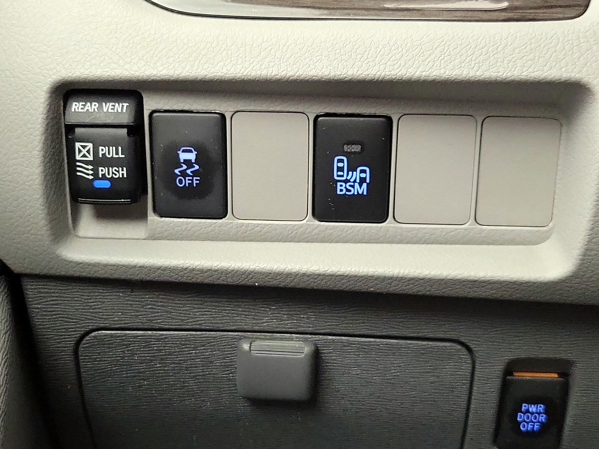 Thumbnail: 2017 Toyota Sienna - 13