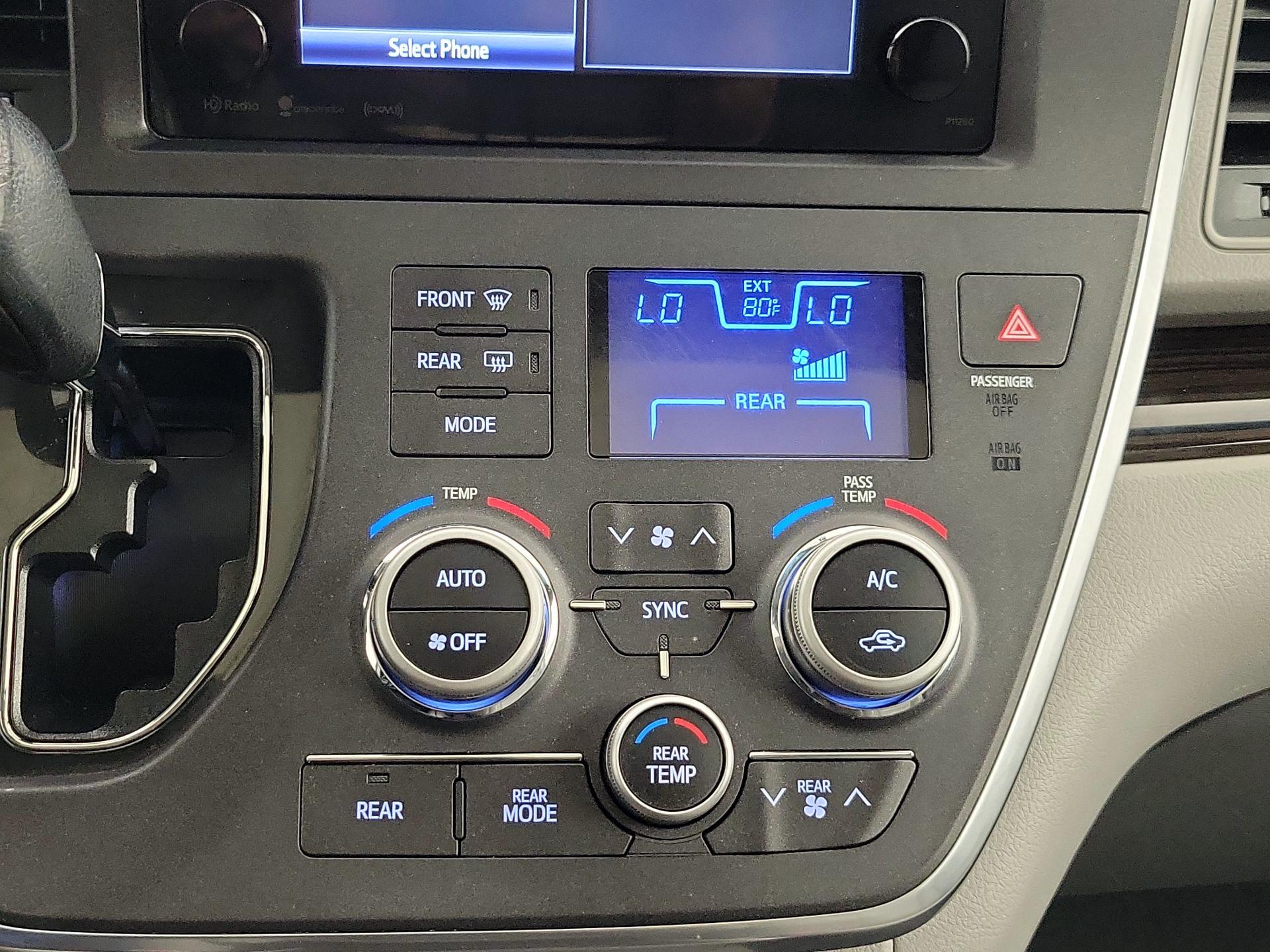Thumbnail: 2017 Toyota Sienna - 16