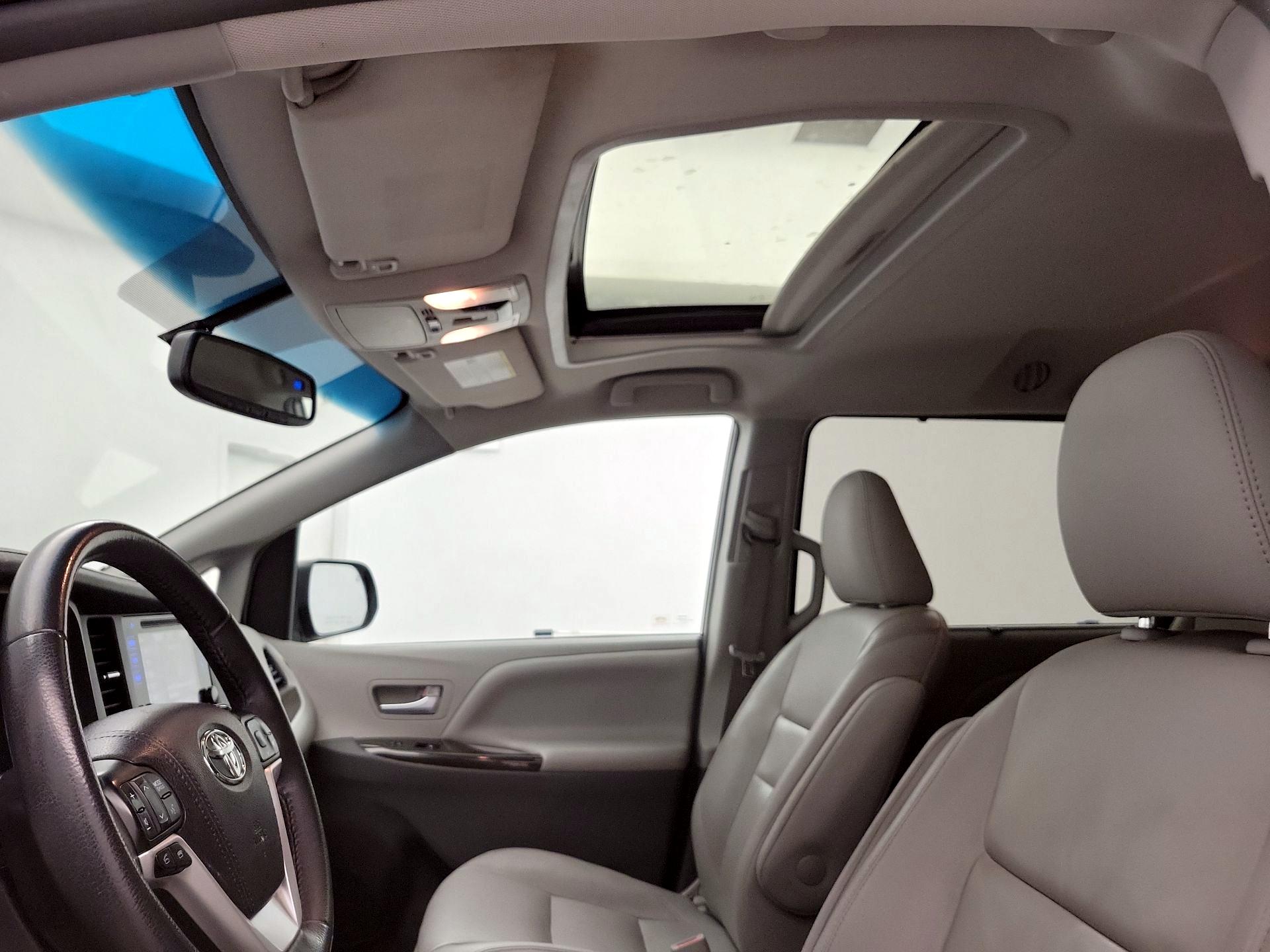 Thumbnail: 2017 Toyota Sienna - 19
