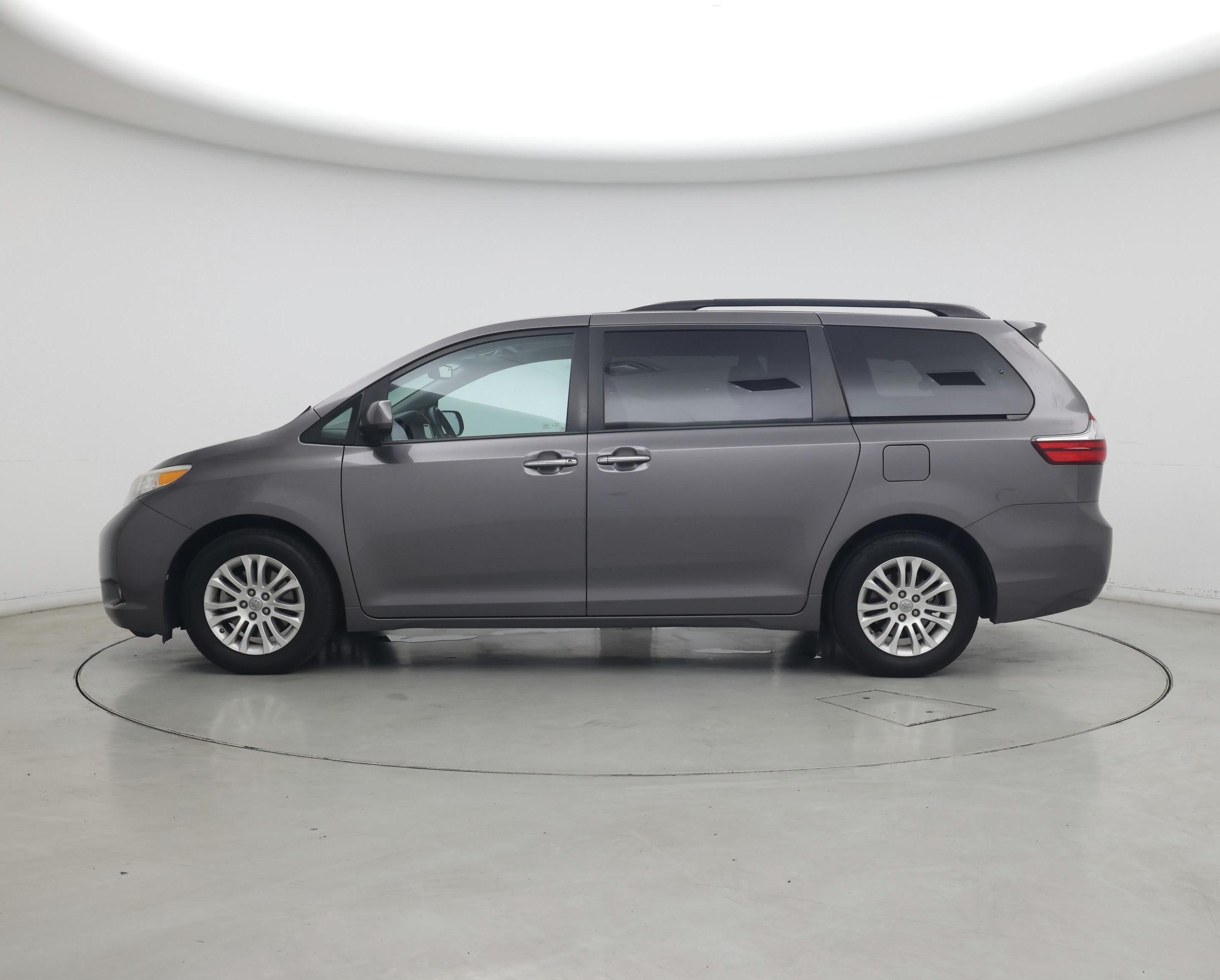 Thumbnail: 2017 Toyota Sienna - 3