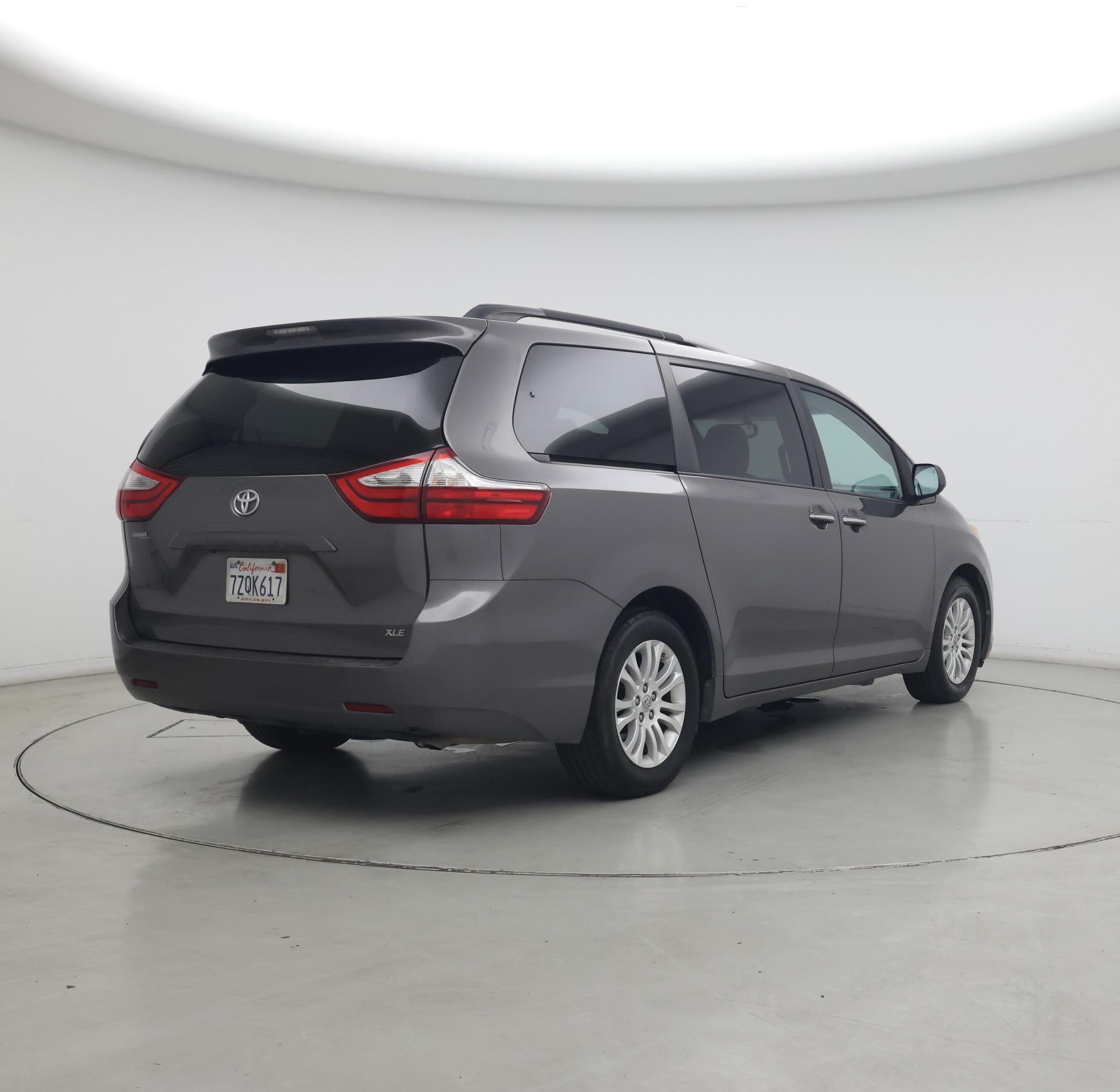 Thumbnail: 2017 Toyota Sienna - 8