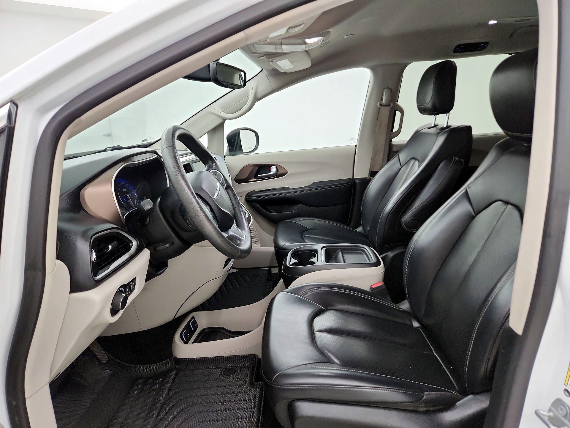 Thumbnail: 2021 Chrysler Voyager - 9