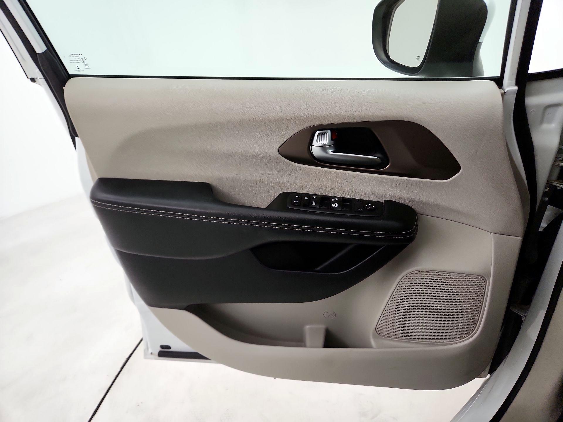 Thumbnail: 2021 Chrysler Voyager - 10