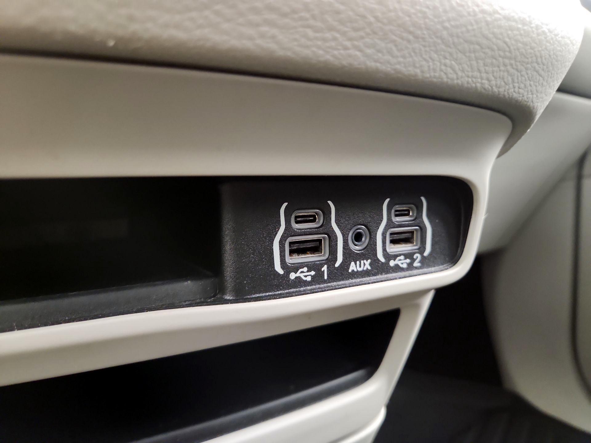 Thumbnail: 2021 Chrysler Voyager - 16