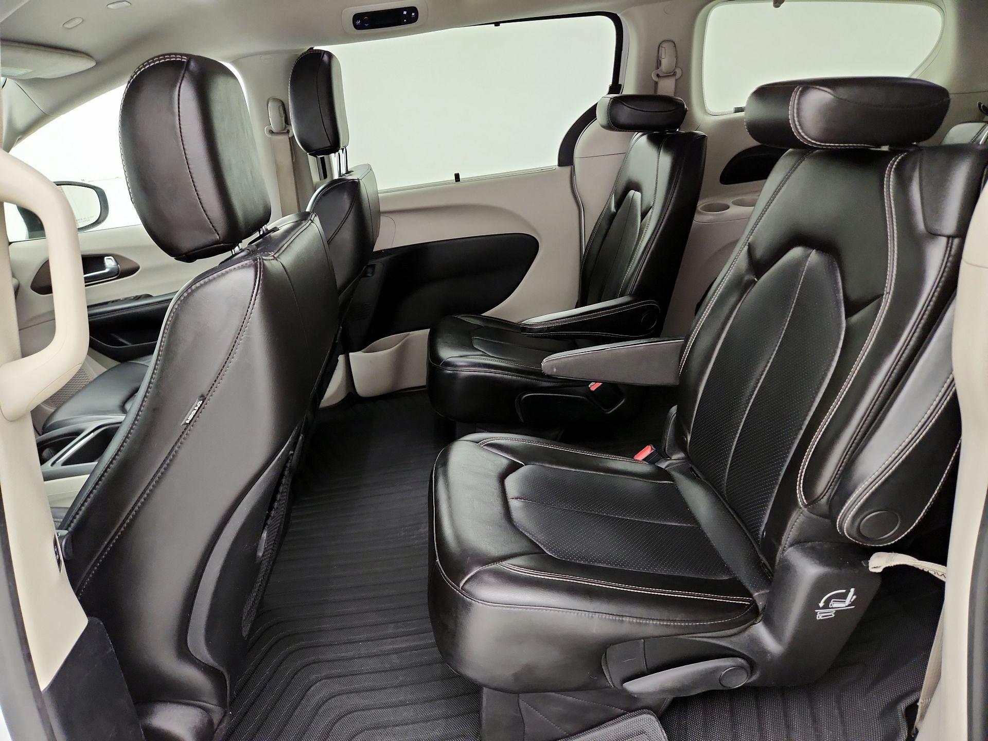 Thumbnail: 2021 Chrysler Voyager - 17