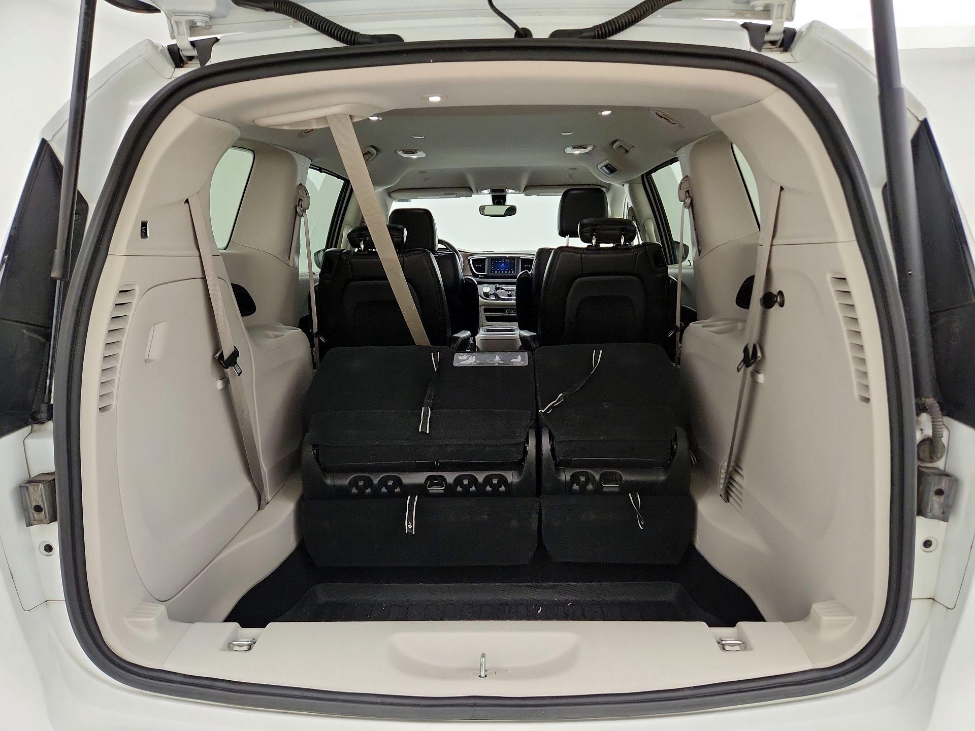 Thumbnail: 2021 Chrysler Voyager - 20