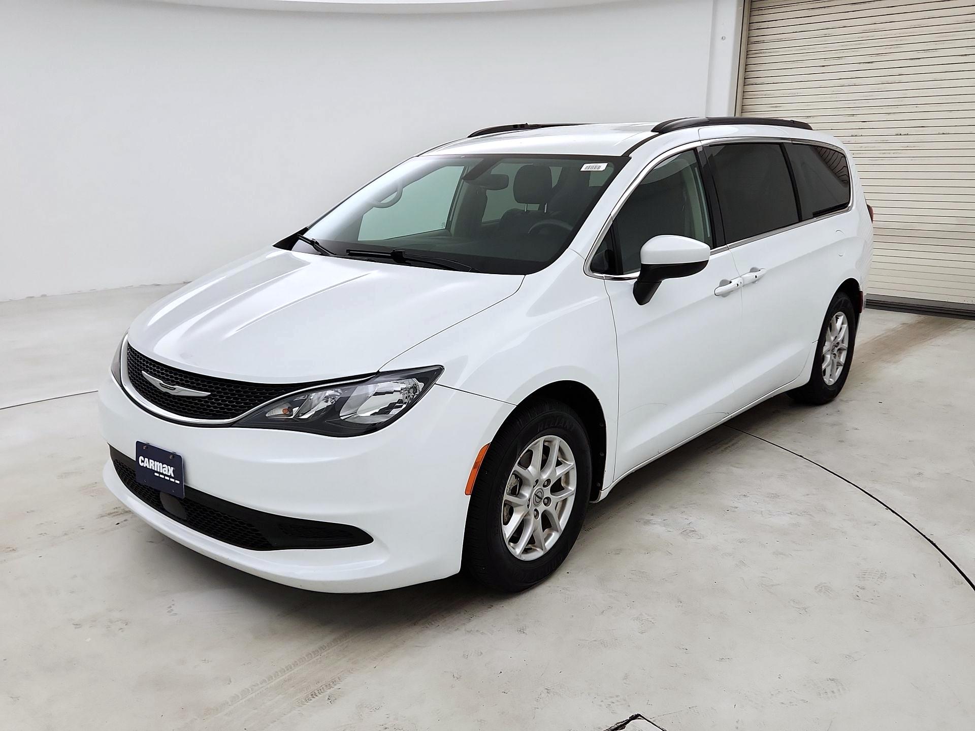 Thumbnail: 2021 Chrysler Voyager - 3