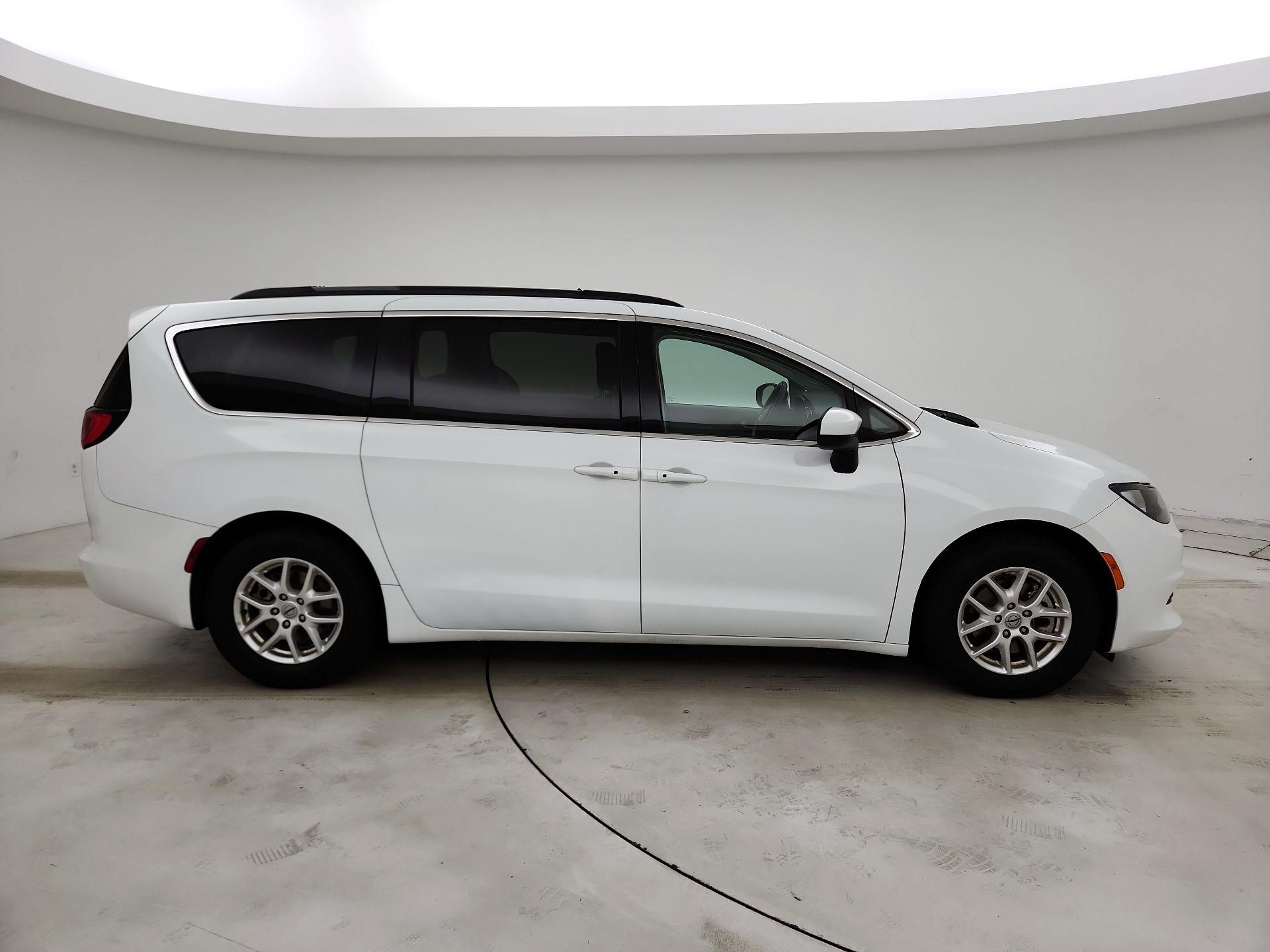 Thumbnail: 2021 Chrysler Voyager - 4