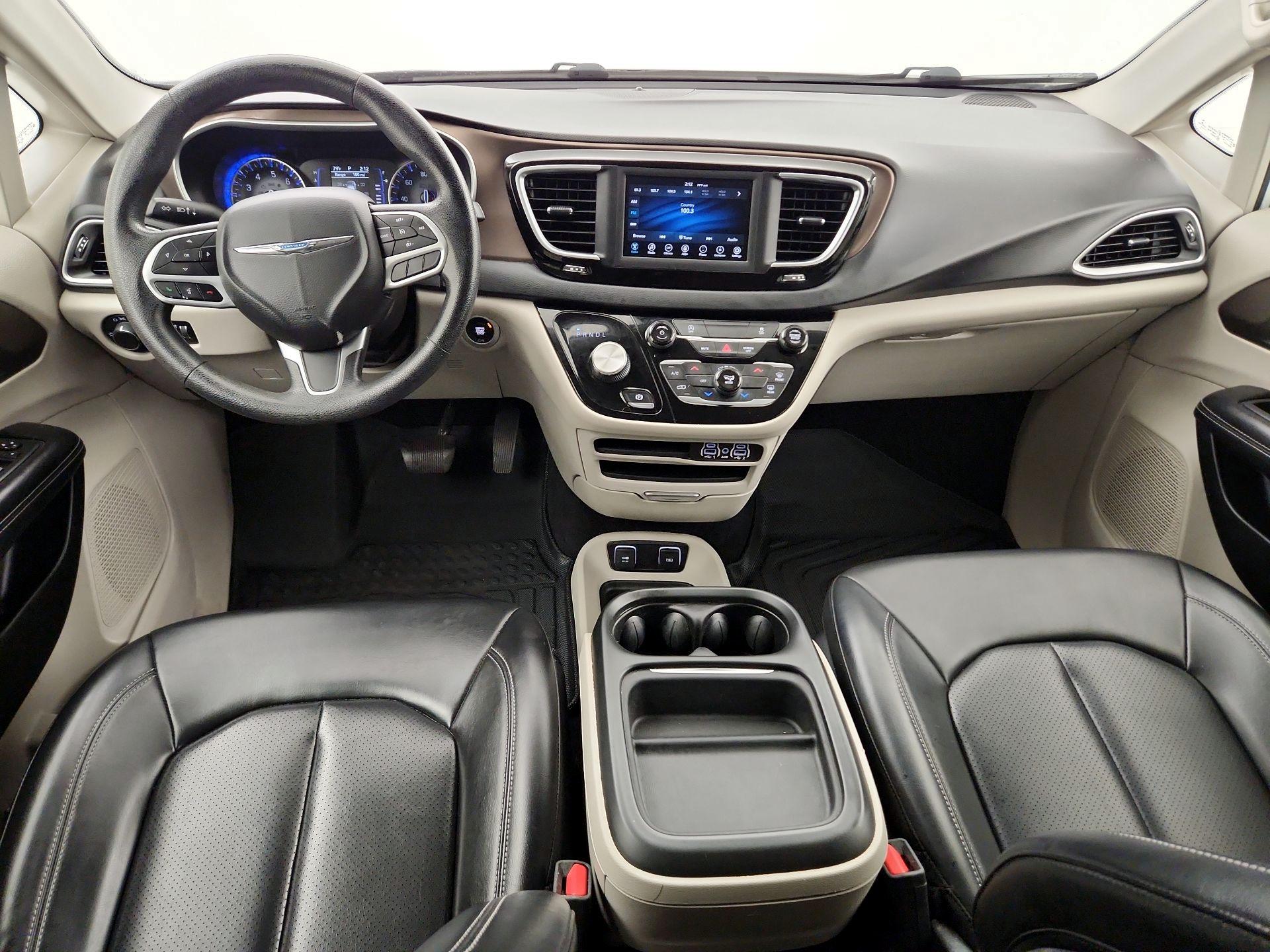 Thumbnail: 2021 Chrysler Voyager - 8