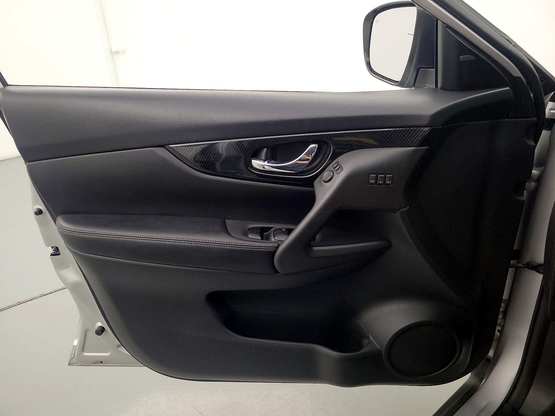 Thumbnail: 2017 Nissan Rogue - 12