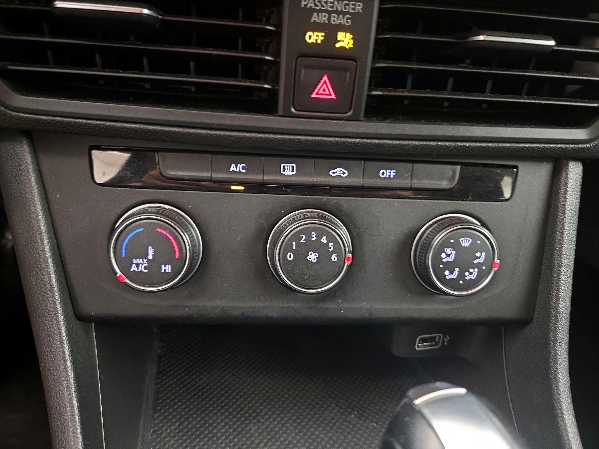 Thumbnail: 2019 Volkswagen Jetta - 16