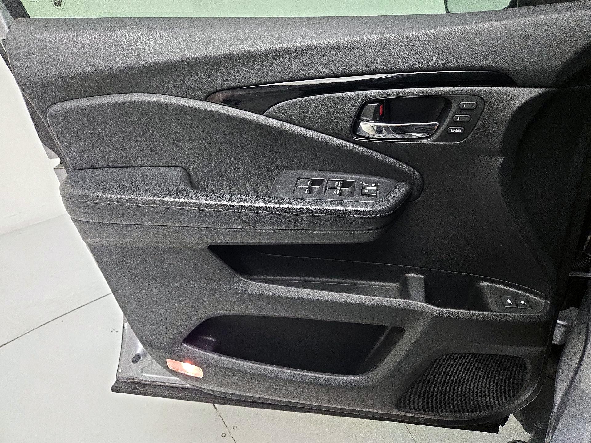 Thumbnail: 2017 Honda Pilot - 12