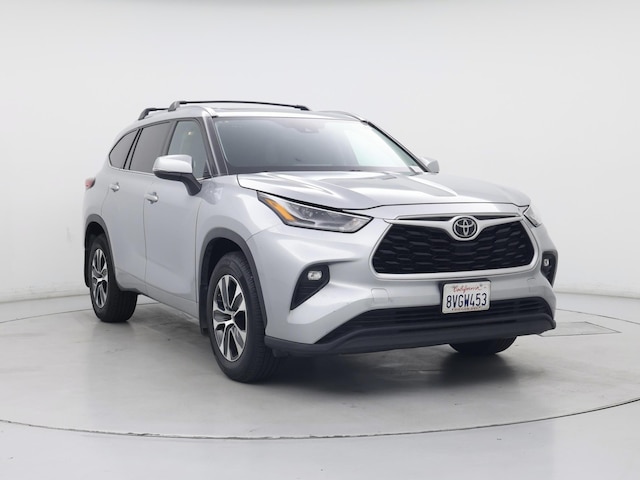 Silver 2021 Toyota Highlander XLE AWD SUV / Crossover All-Wheel Drive Automatic