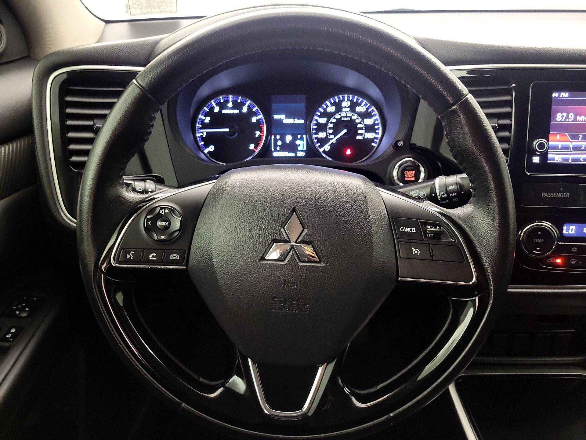 Thumbnail: 2017 Mitsubishi Outlander - 10