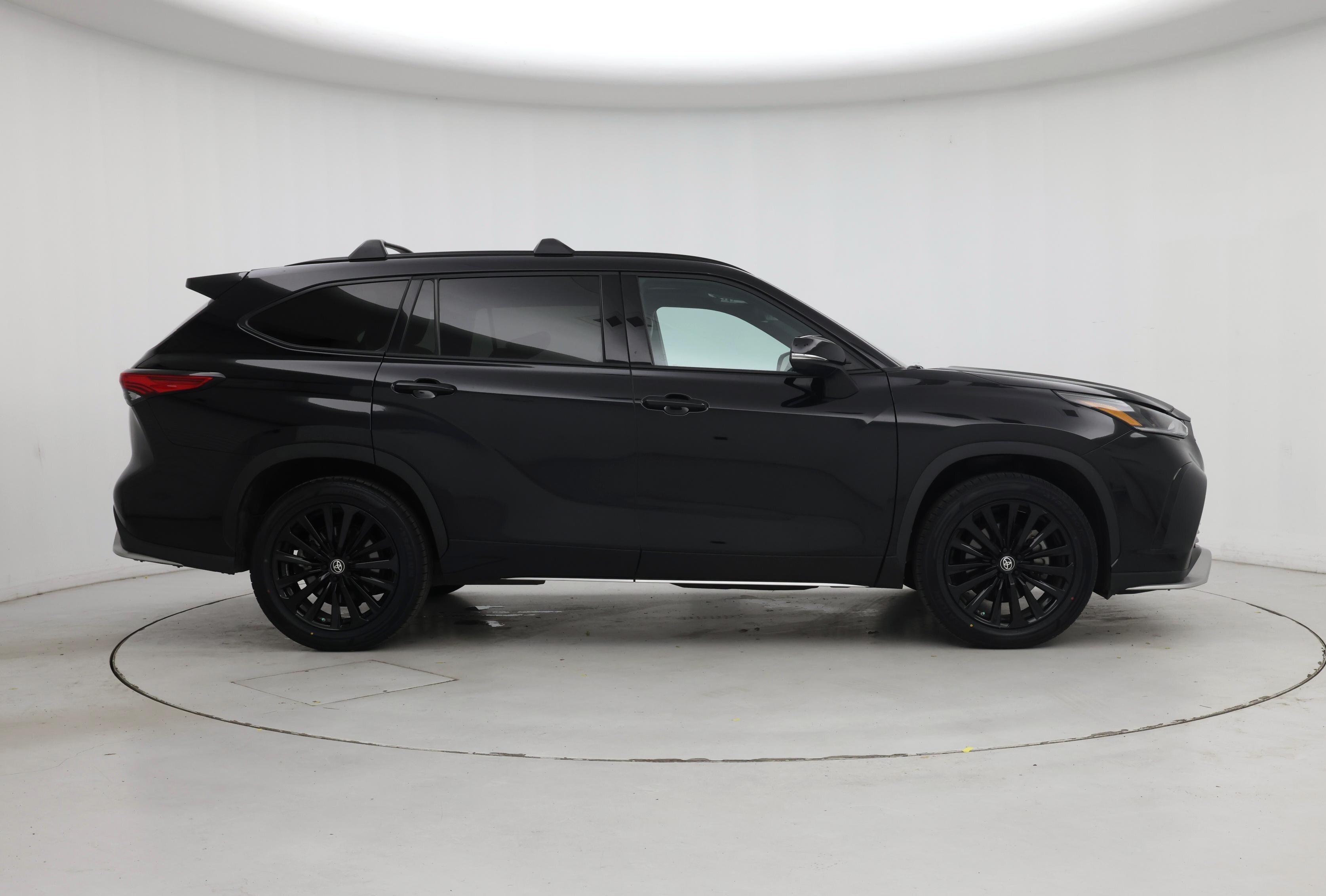 Thumbnail: 2023 Toyota Highlander - 7