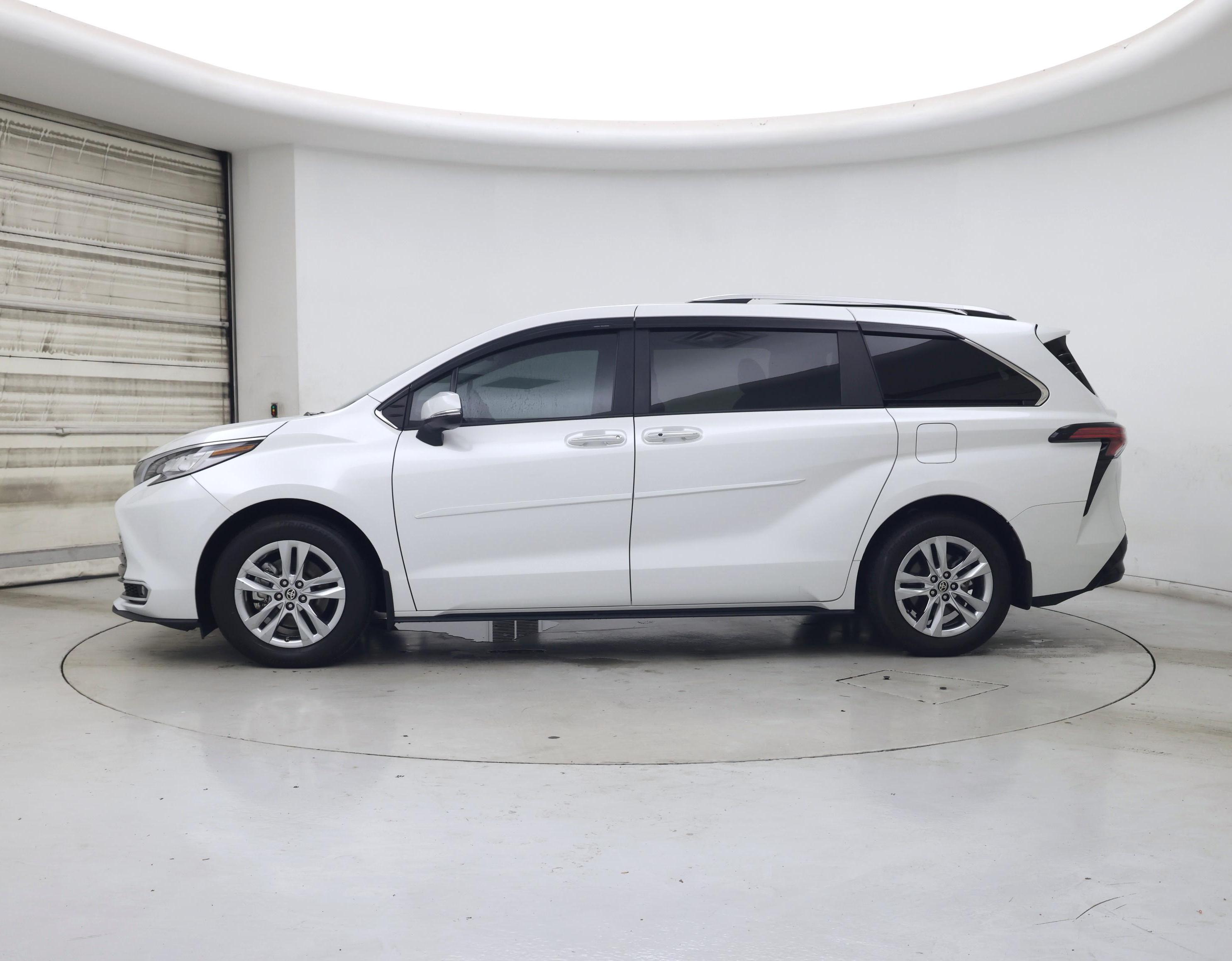 Thumbnail: 2024 Toyota Sienna - 3