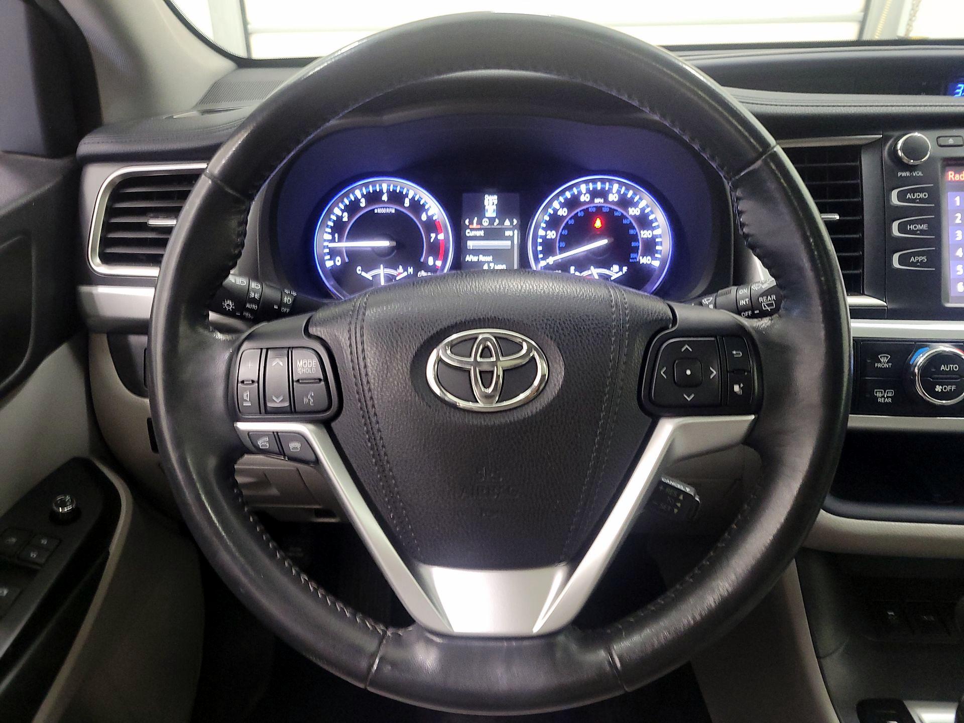 Thumbnail: 2015 Toyota Highlander - 10
