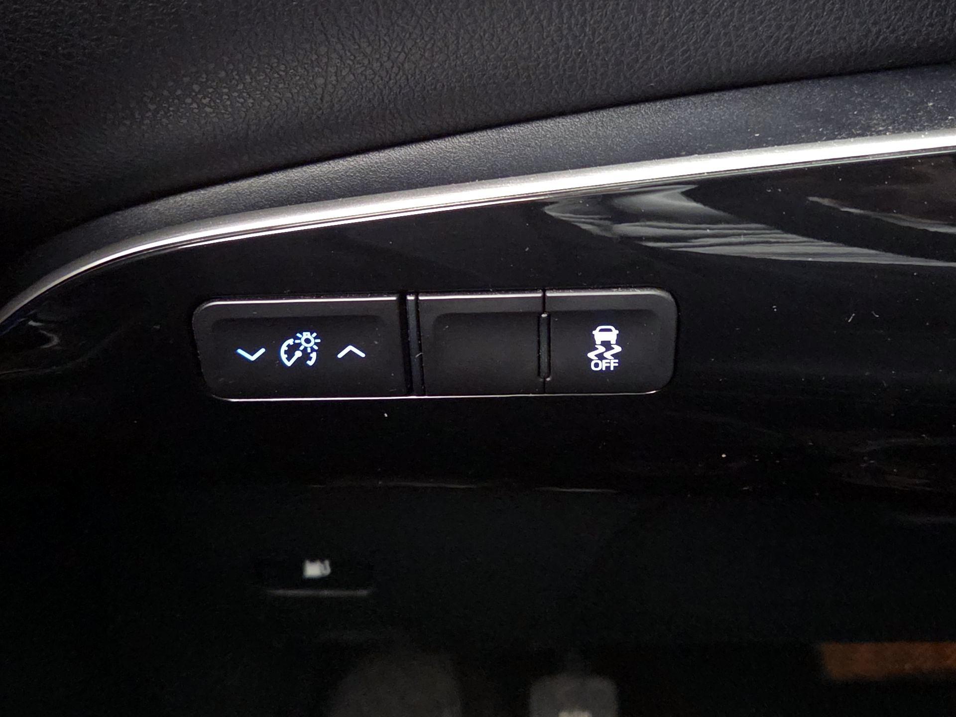 Thumbnail: 2016 Toyota Prius - 13