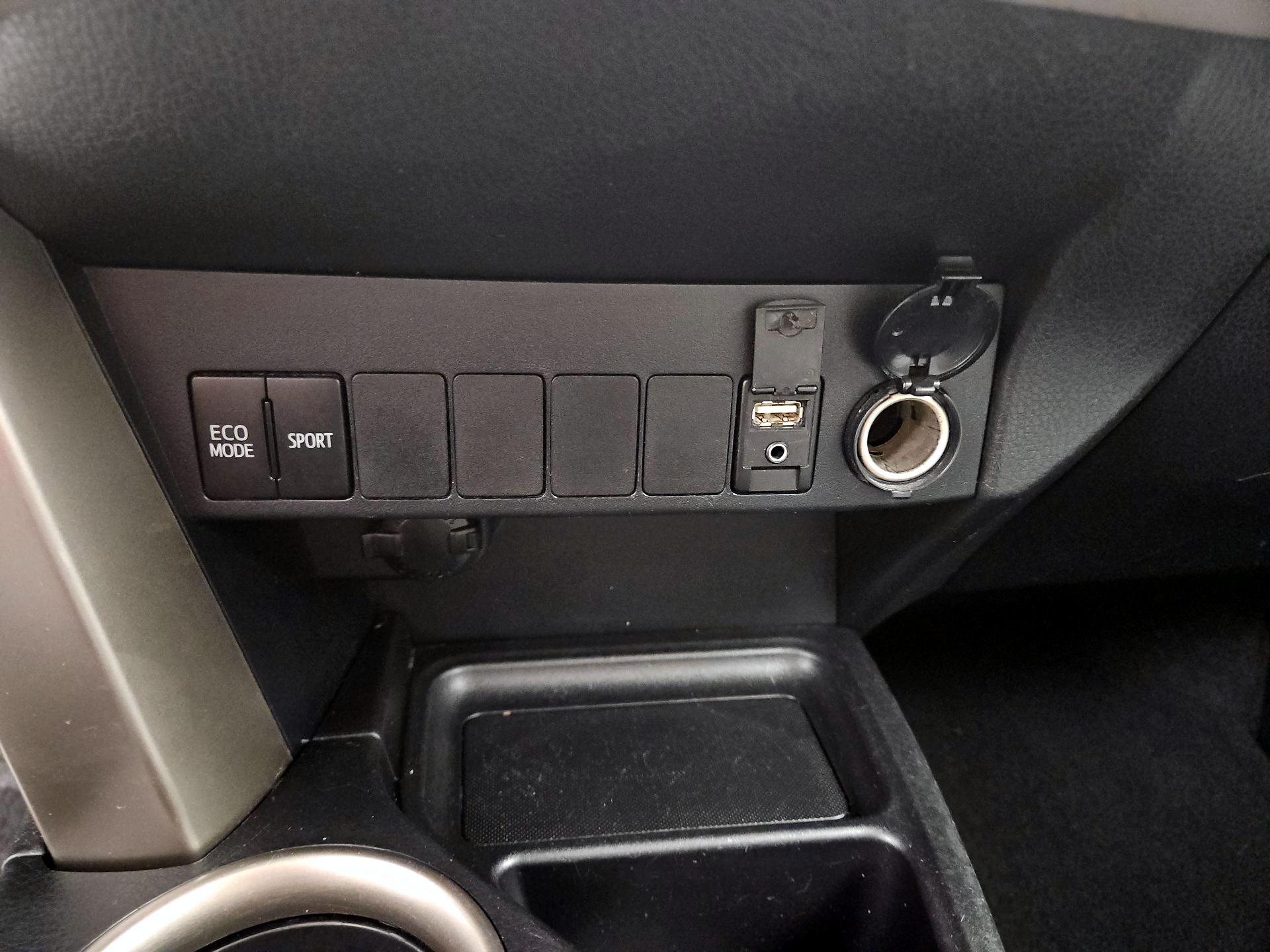 Thumbnail: 2015 Toyota RAV4 - 19