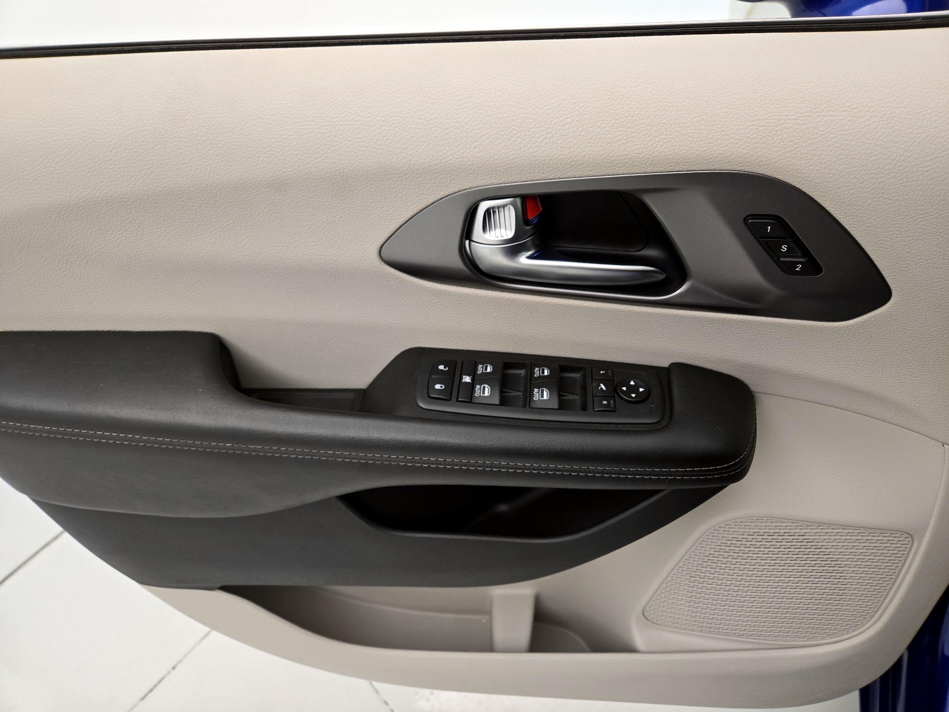 Thumbnail: 2019 Chrysler Pacifica - 12