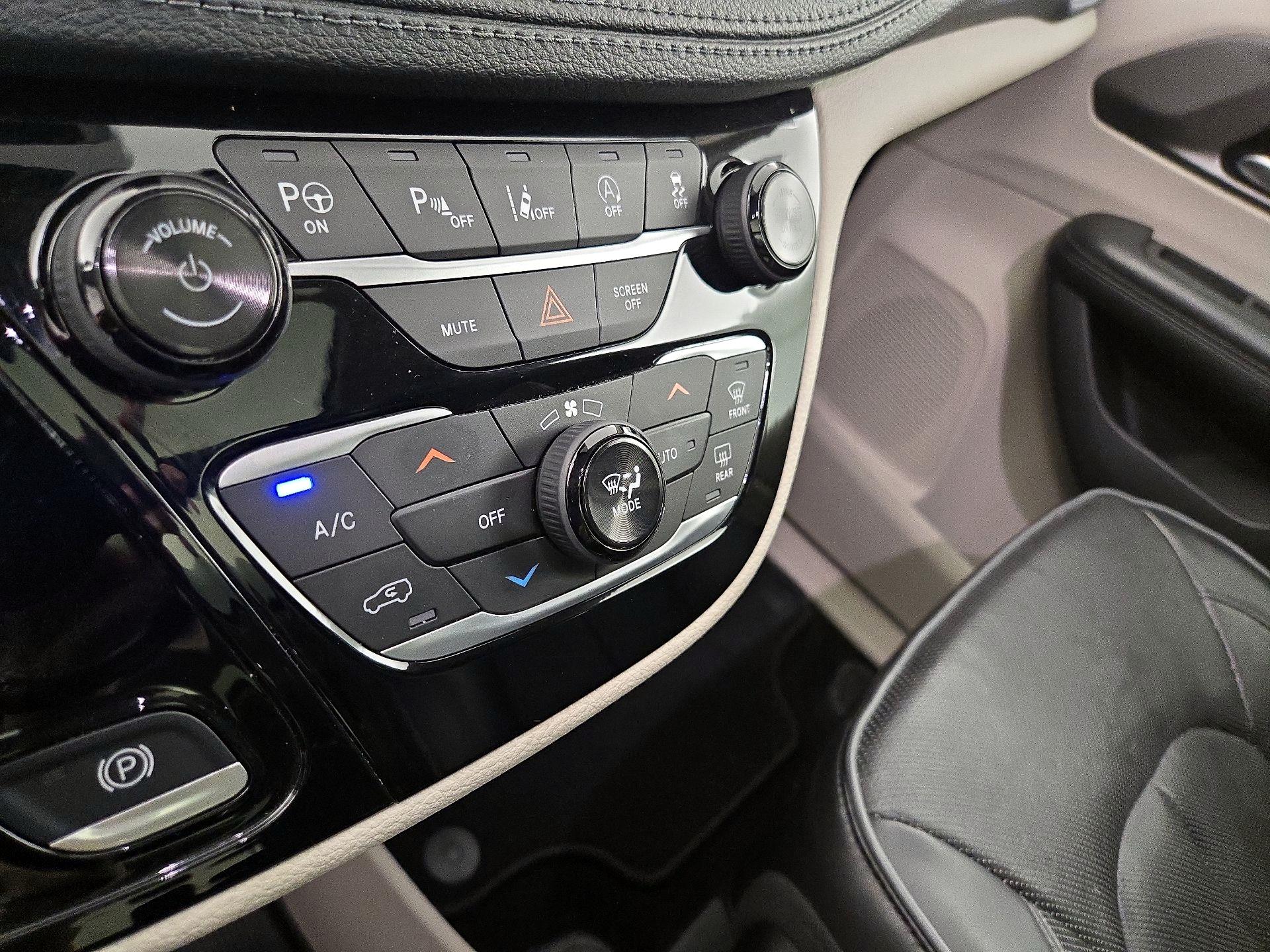 Thumbnail: 2019 Chrysler Pacifica - 17
