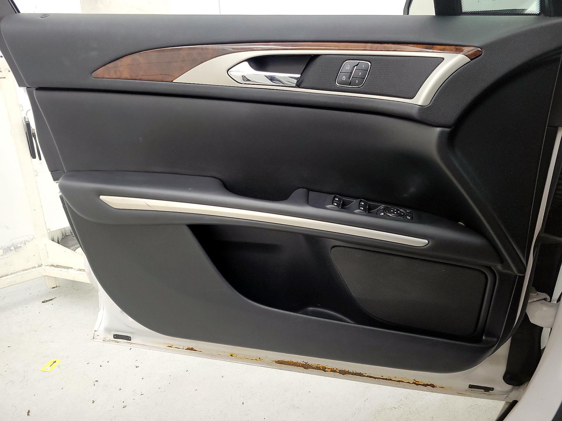 Thumbnail: 2015 Lincoln MKZ - 12