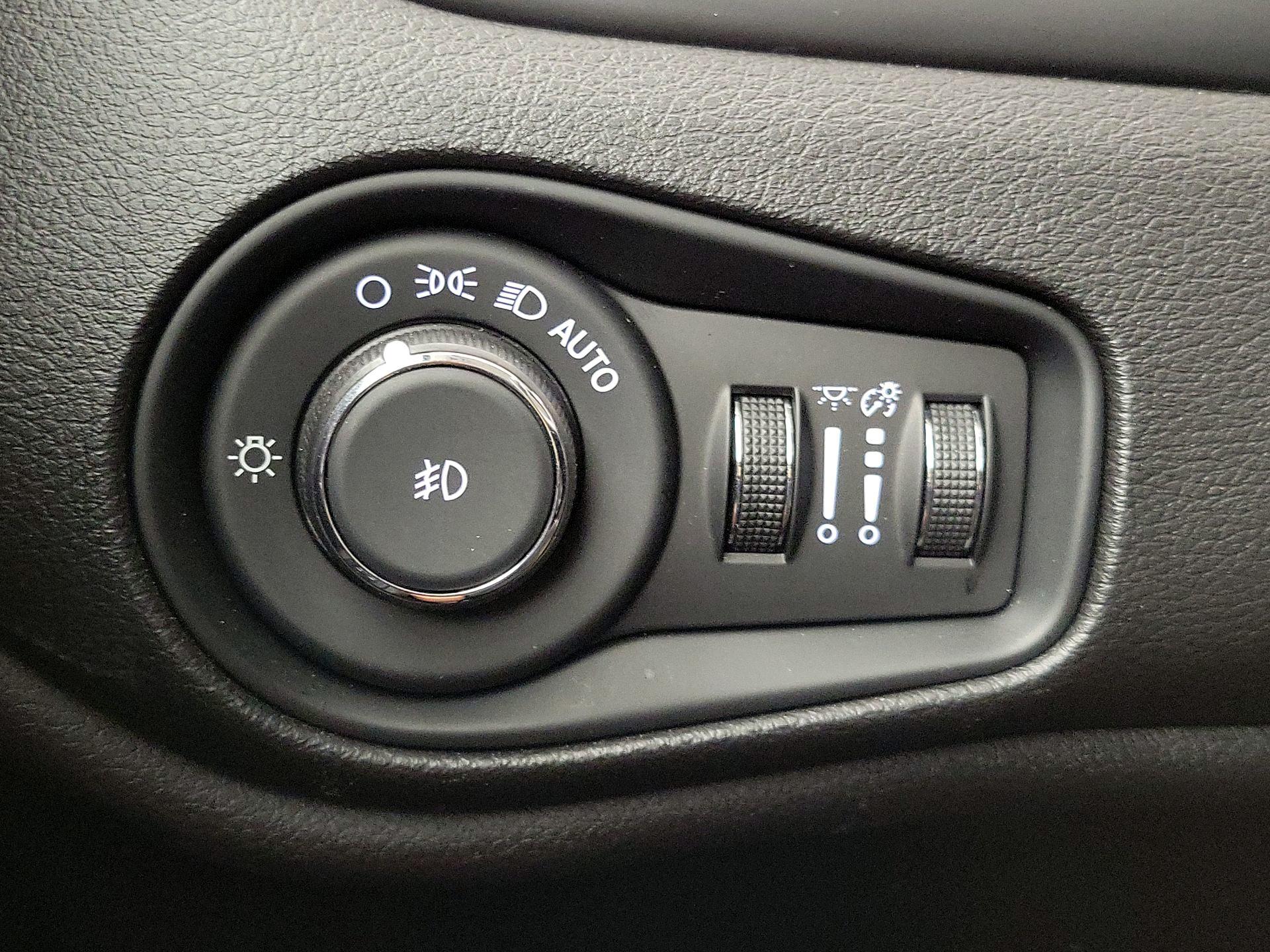 Thumbnail: 2016 Jeep Renegade - 13
