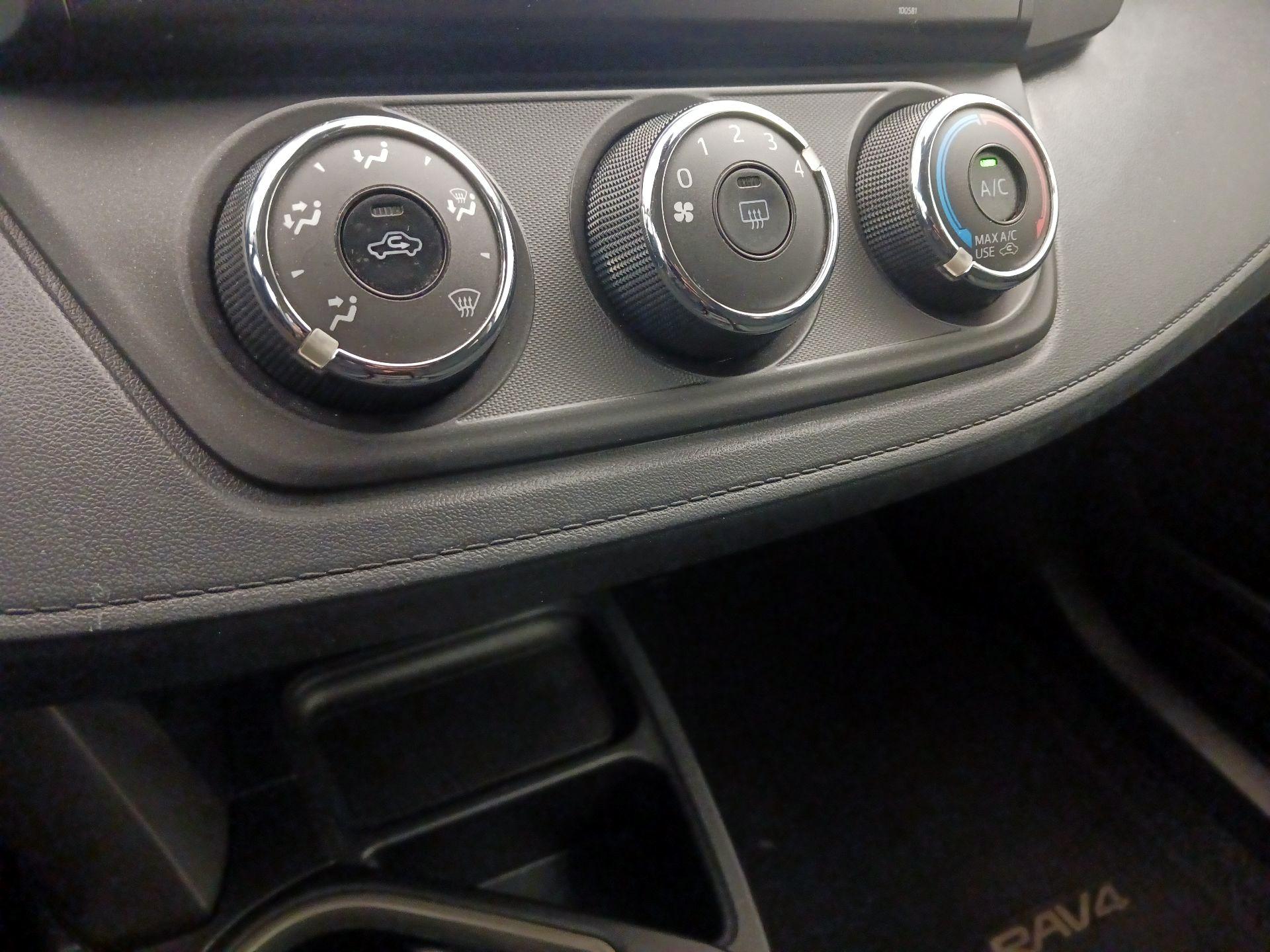 Thumbnail: 2018 Toyota RAV4 - 16