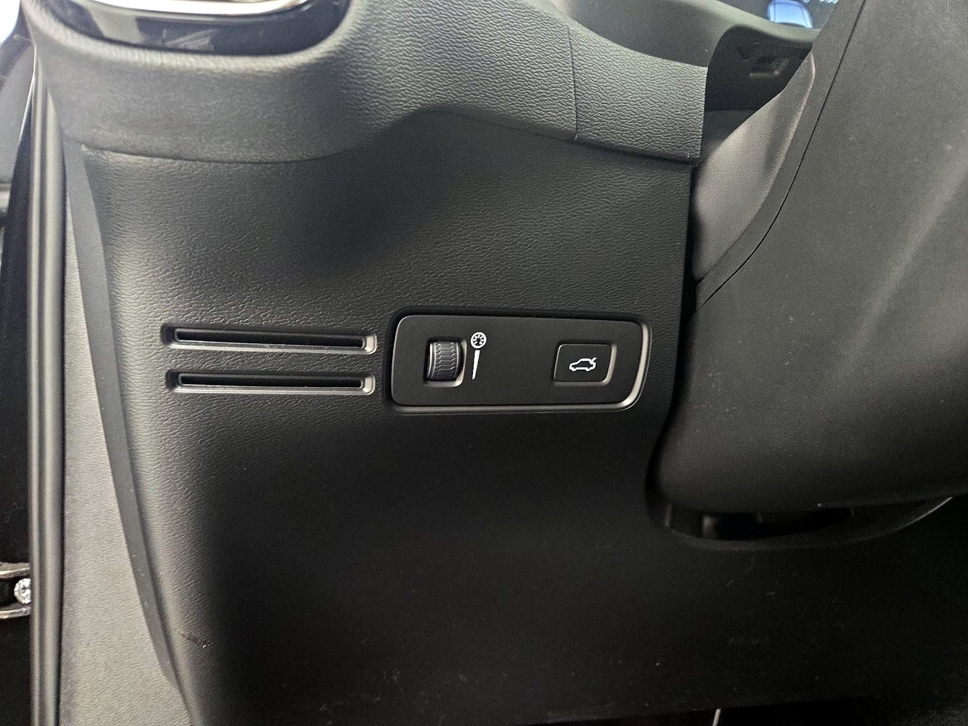 Thumbnail: 2020 Volvo XC40 - 13