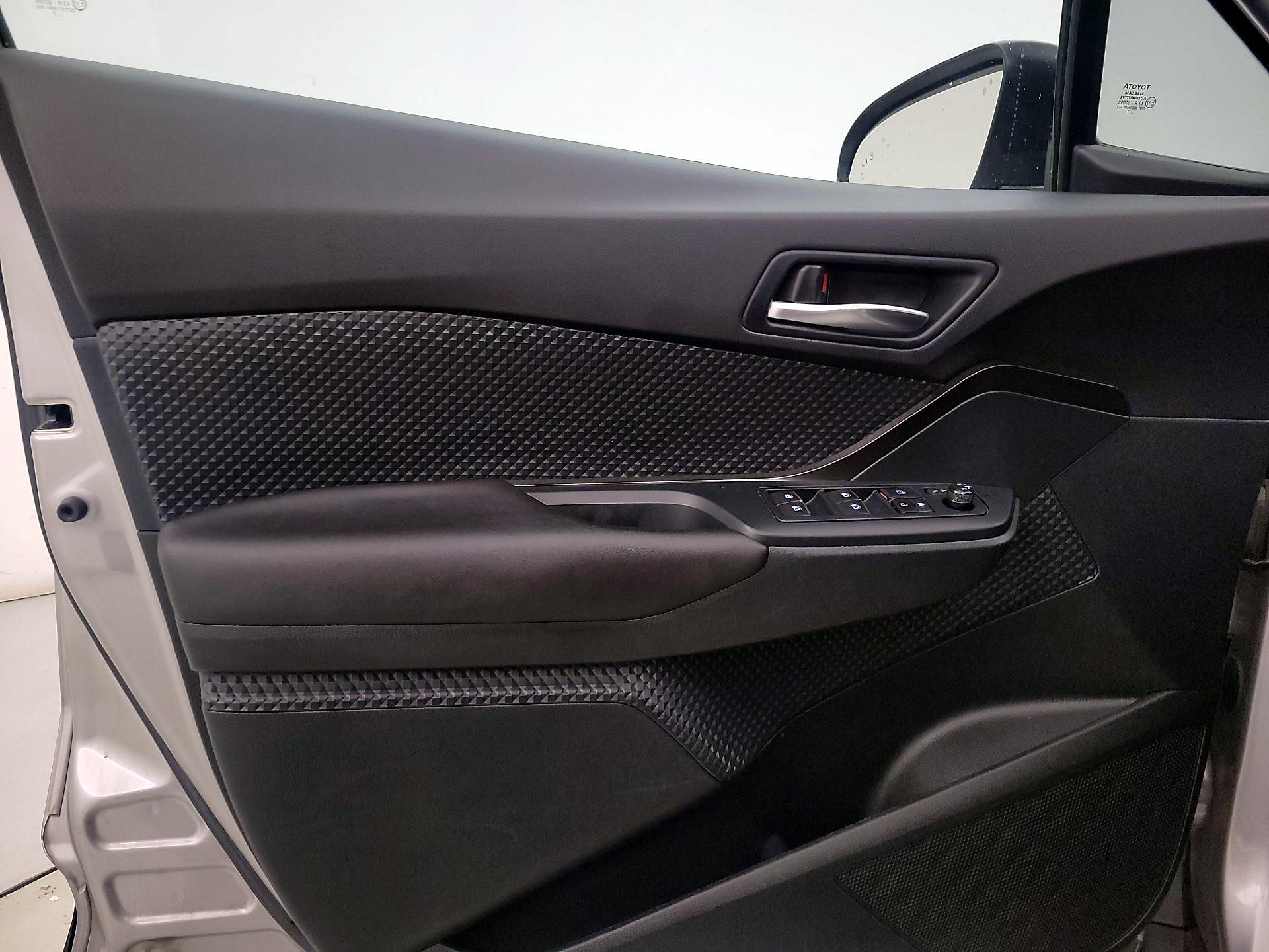 Thumbnail: 2018 Toyota C-HR - 12