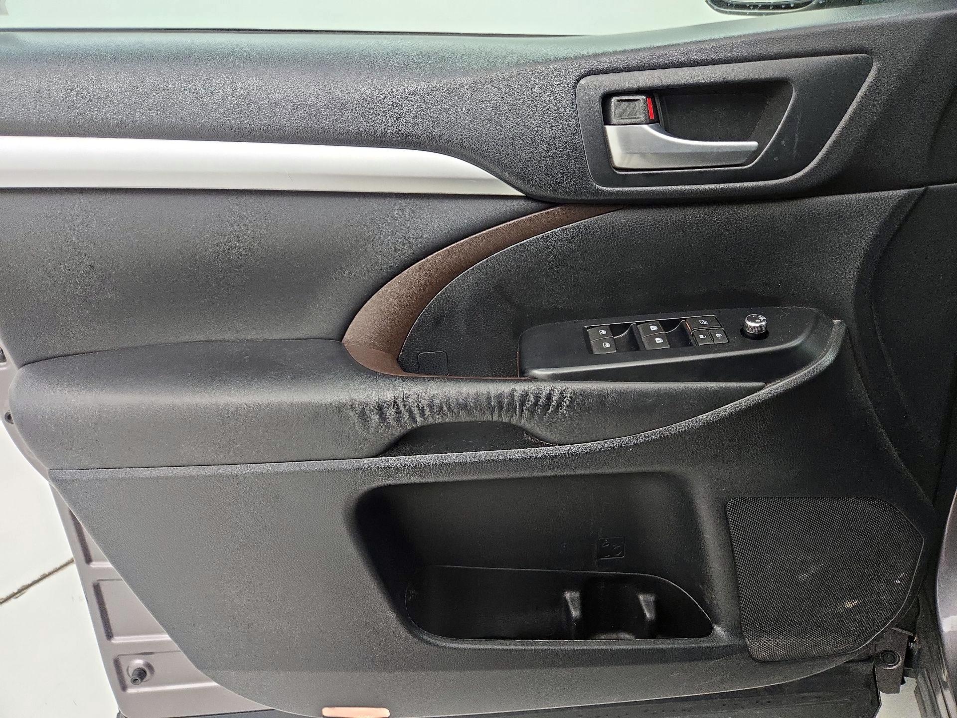 Thumbnail: 2015 Toyota Highlander - 12