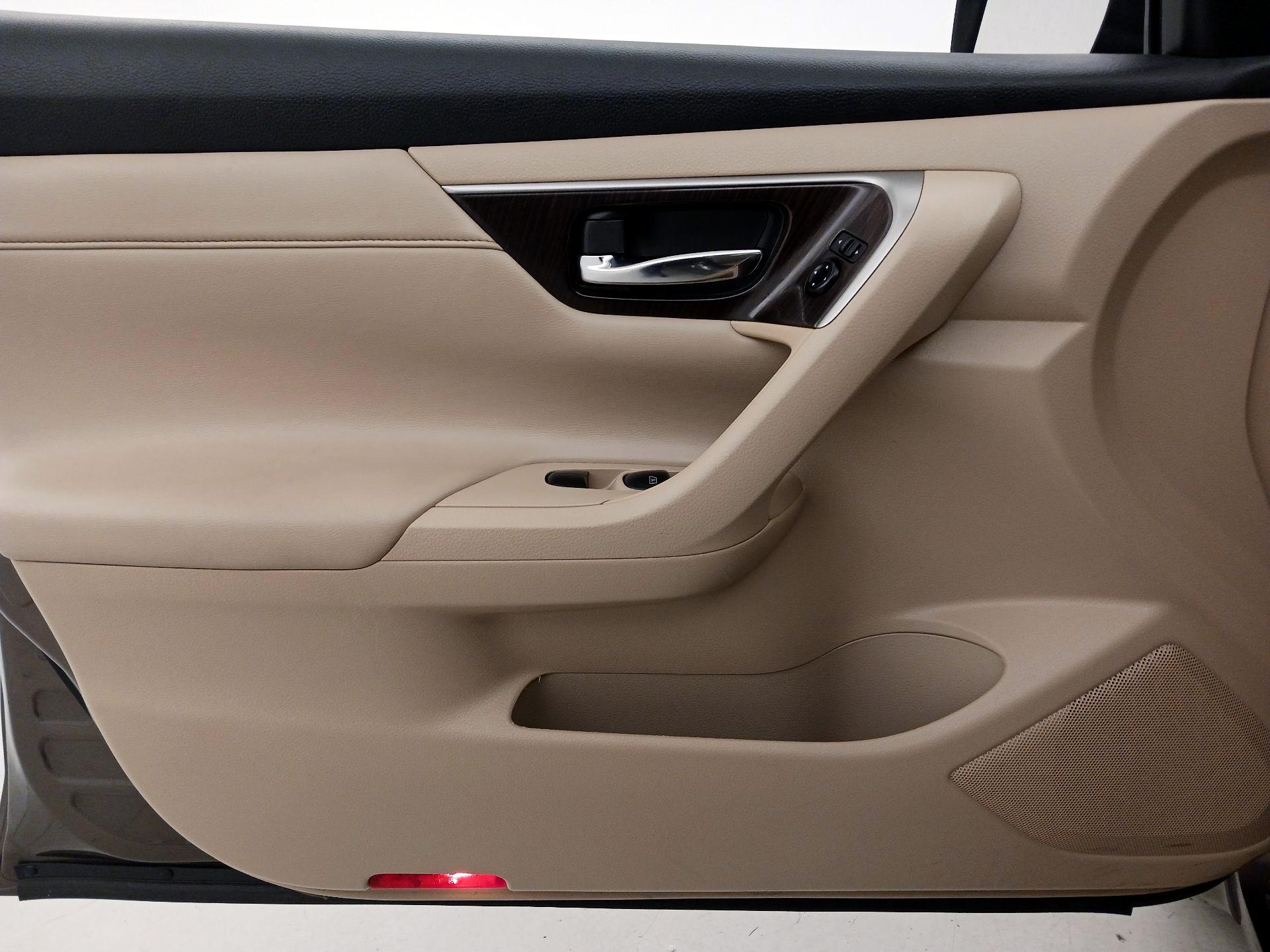 Thumbnail: 2015 Nissan Altima - 12