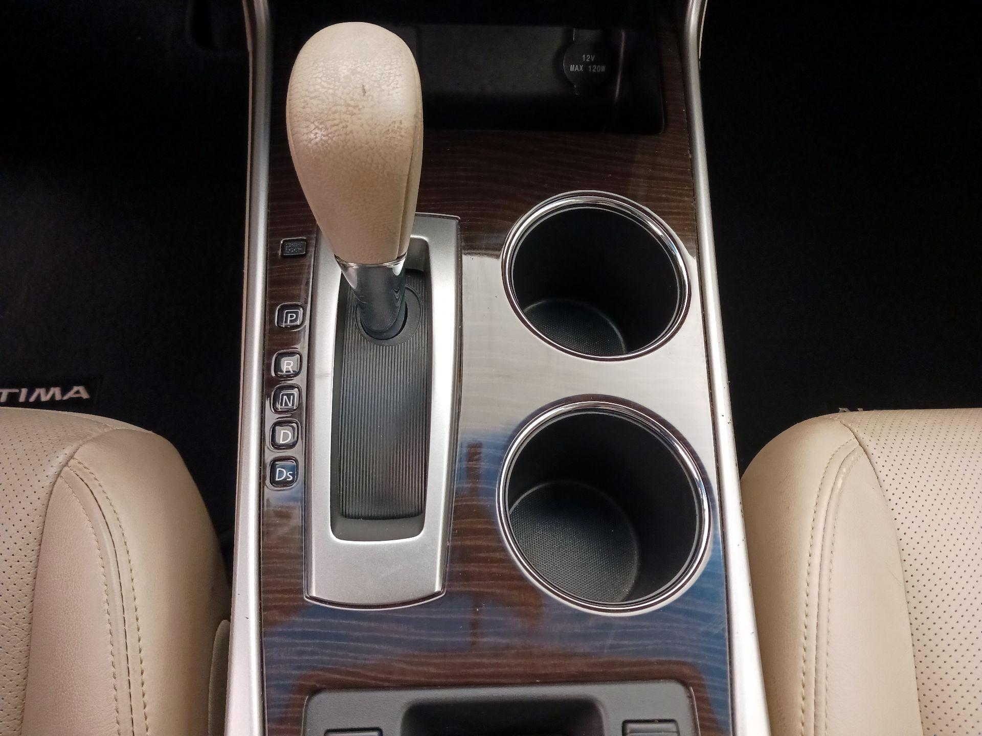 Thumbnail: 2015 Nissan Altima - 18